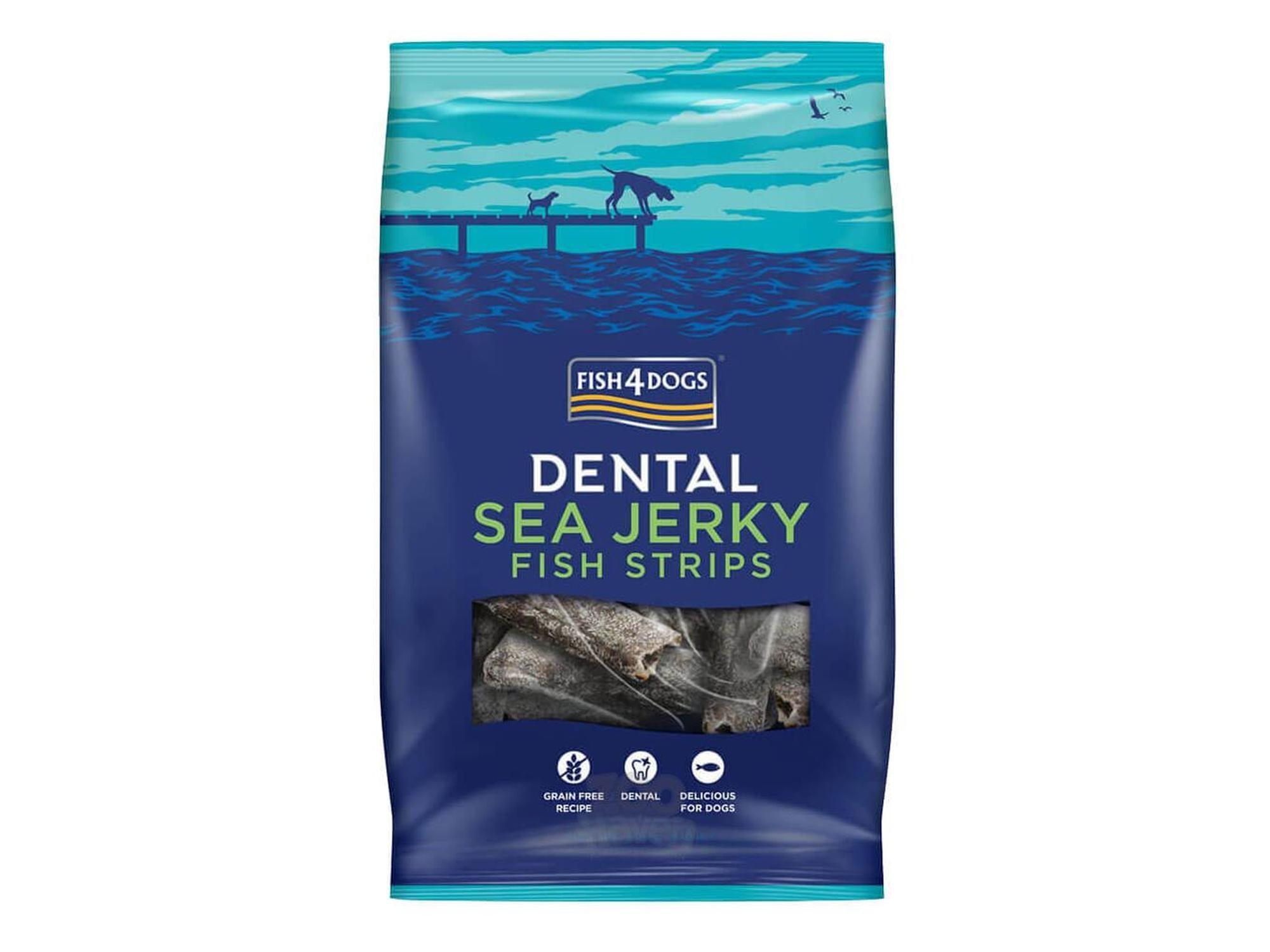 Fish4Dogs Dental Sea Jerky Fish Strips i blå pose med hundemotiv og synlige fiskeskinnbiter.