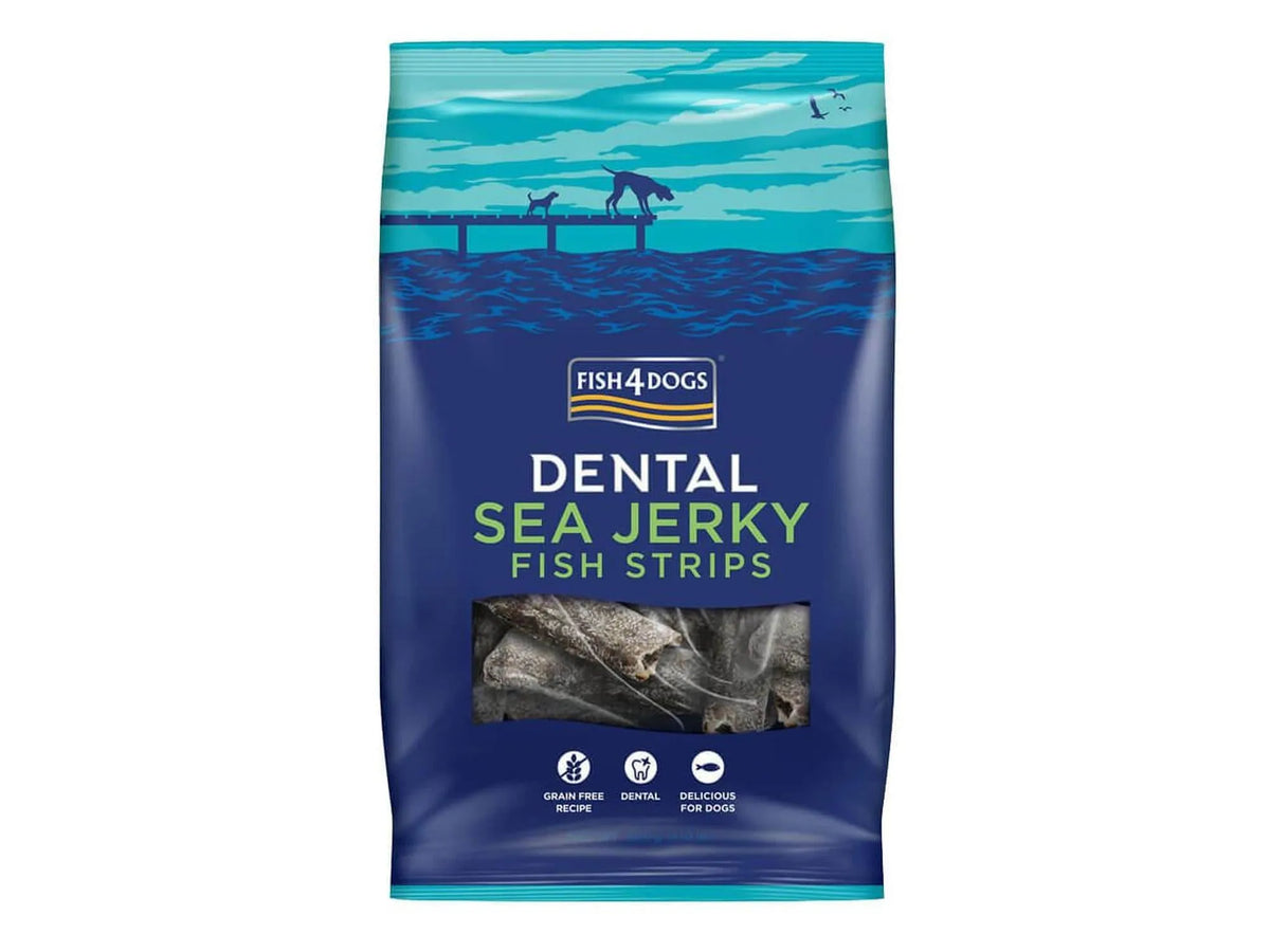 Fish4Dogs Dental Sea Jerky Fish Strips i blå pose med hundemotiv og synlige fiskeskinnbiter.