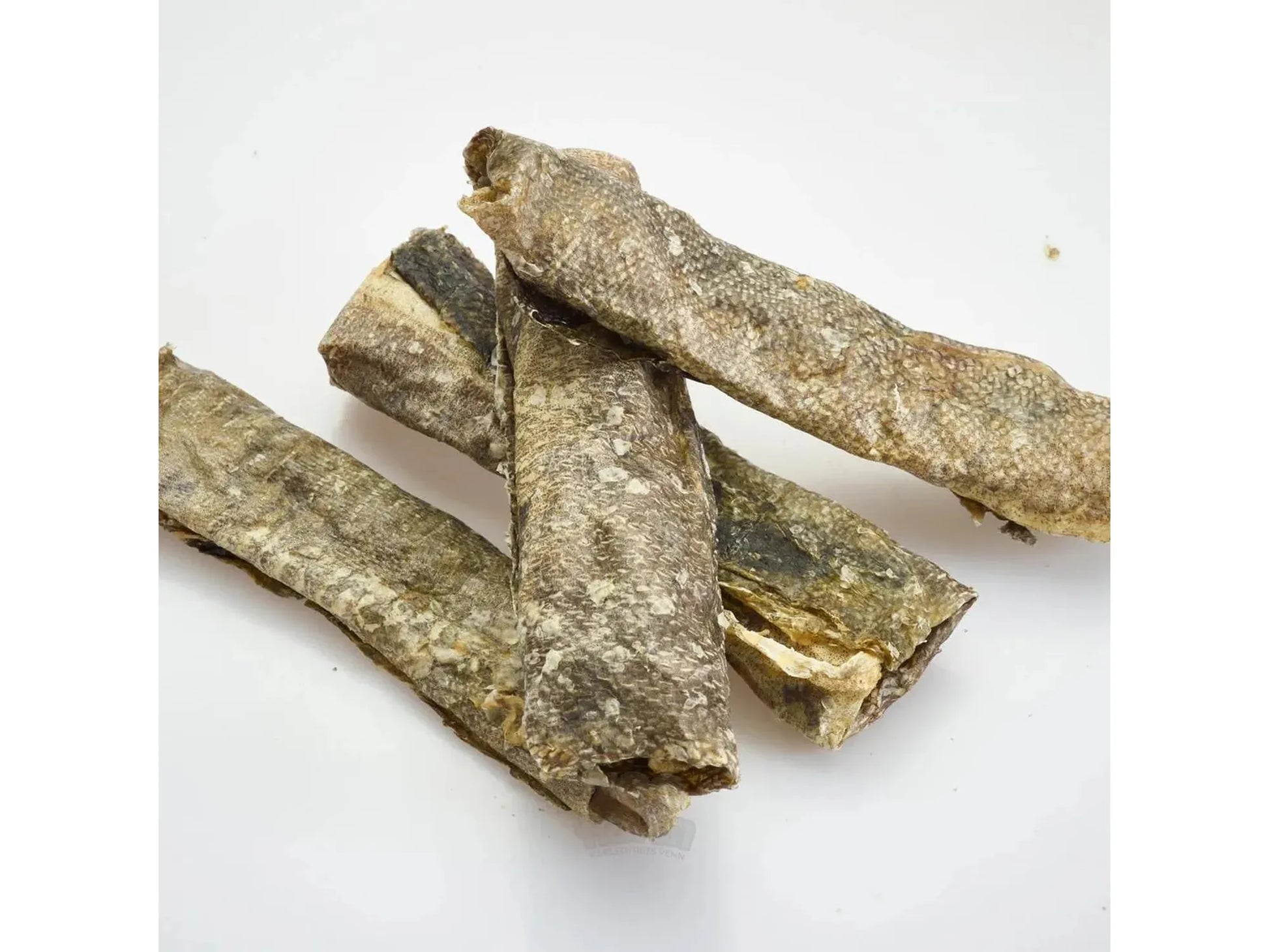 Fish4Dogs Sea Jerky Fish Strips: fire tørkede, grove fiskeskinn-tyggegodbiter på hvit bakgrunn.