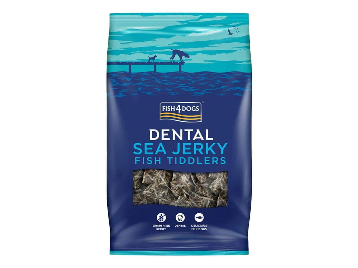Fish4Dogs Dental Sea Jerky Fish Tiddlers hundegodbit i blå pose med fiskeskinnbiter.