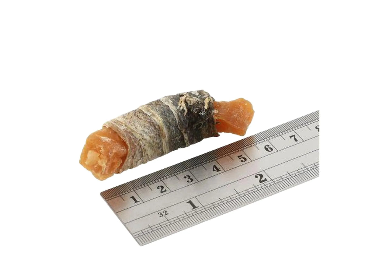 En Fish4Dogs Sweet Potato Fish Wrap hundegodbit, ca. 5 cm lang, med oransje søtpotet pakket inn i mørkt fiskeskinn.