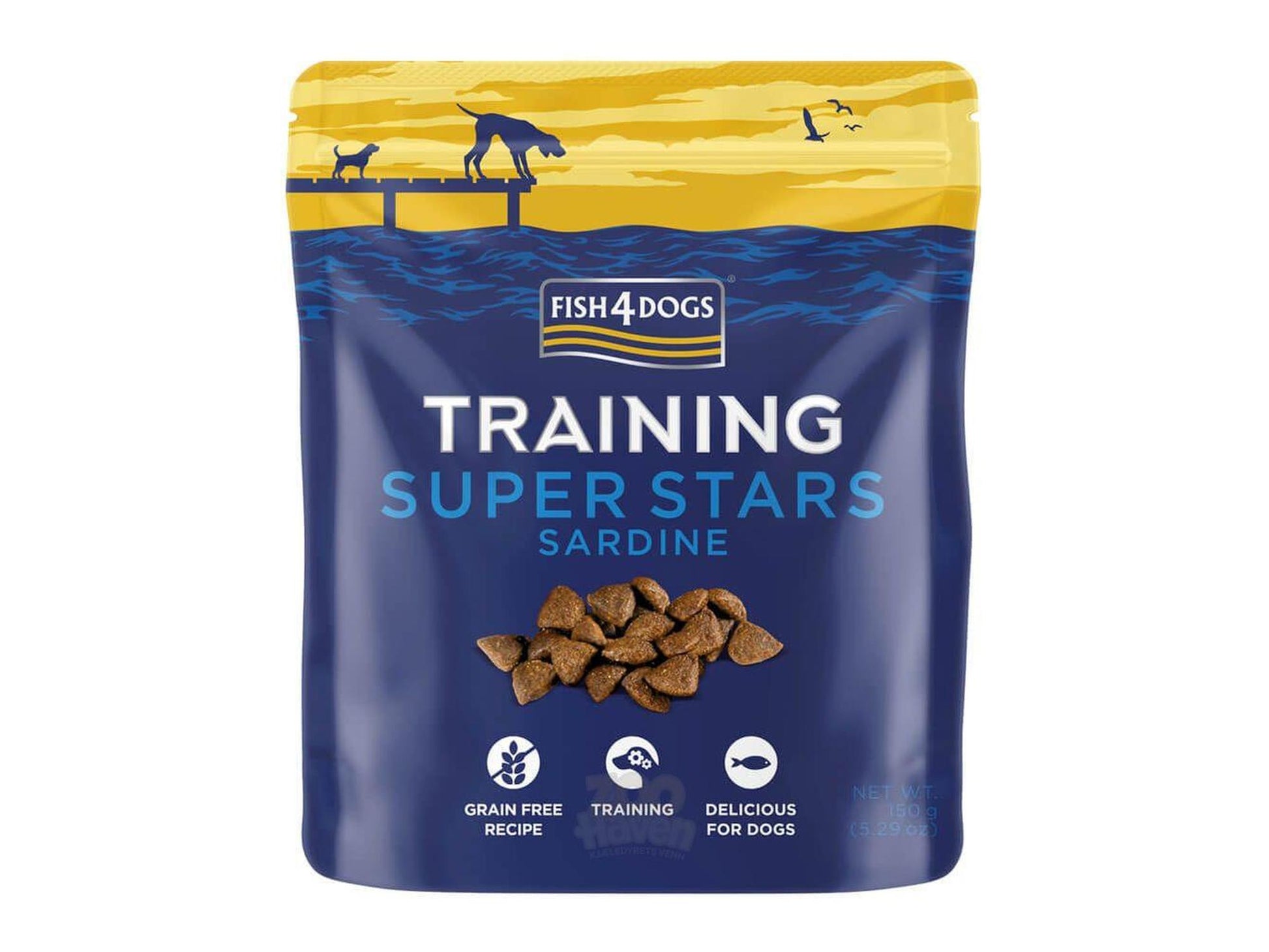 Fish4Dogs Training Super Stars Sardine 150g, blå pose med hundegodbiter og illustrasjon av hunder ved vannet.