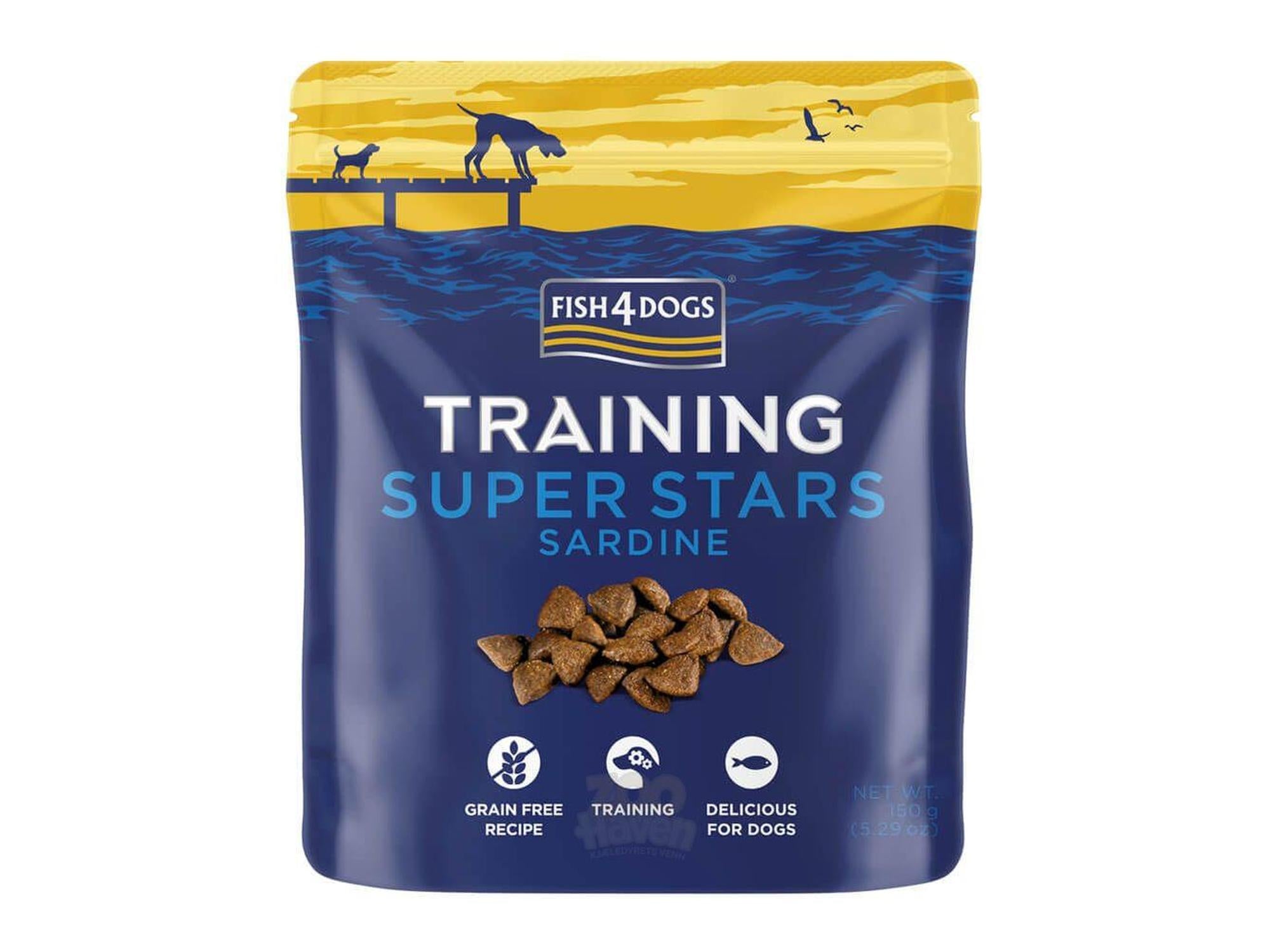 Fish4Dogs Training Super Stars Sardine 150g, blå pose med hundegodbiter og illustrasjon av hunder ved vannet.