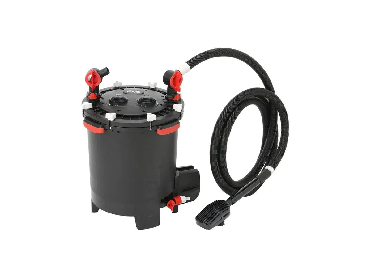 Fluval FX6 eksternfilter i sort plast med røde ventiler, slanger og integrert pumpe for store akvarier.