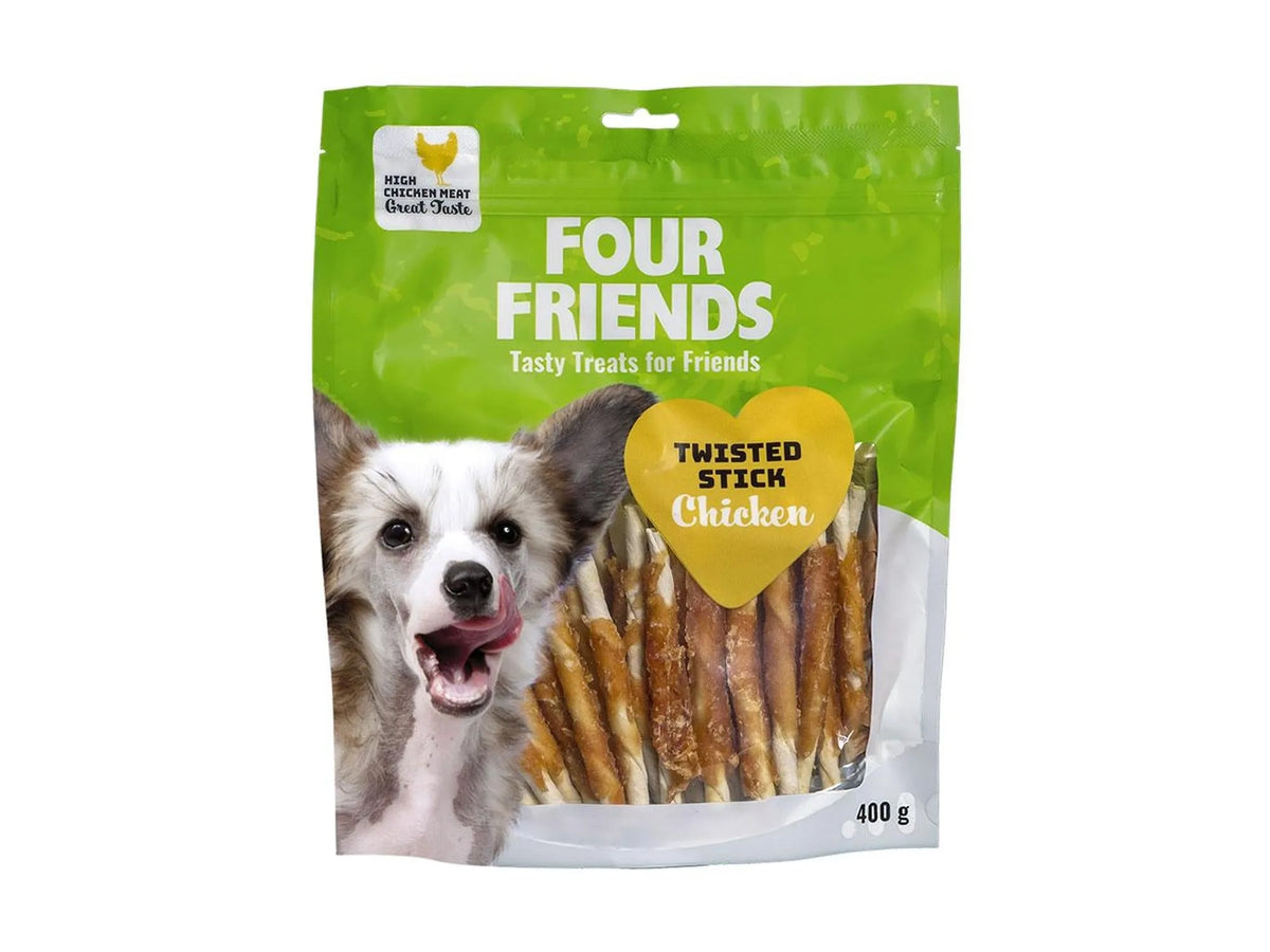 Grønn pose med FourFriends Twisted Stick Chicken tyggepinner og en hund som slikker seg om munnen.