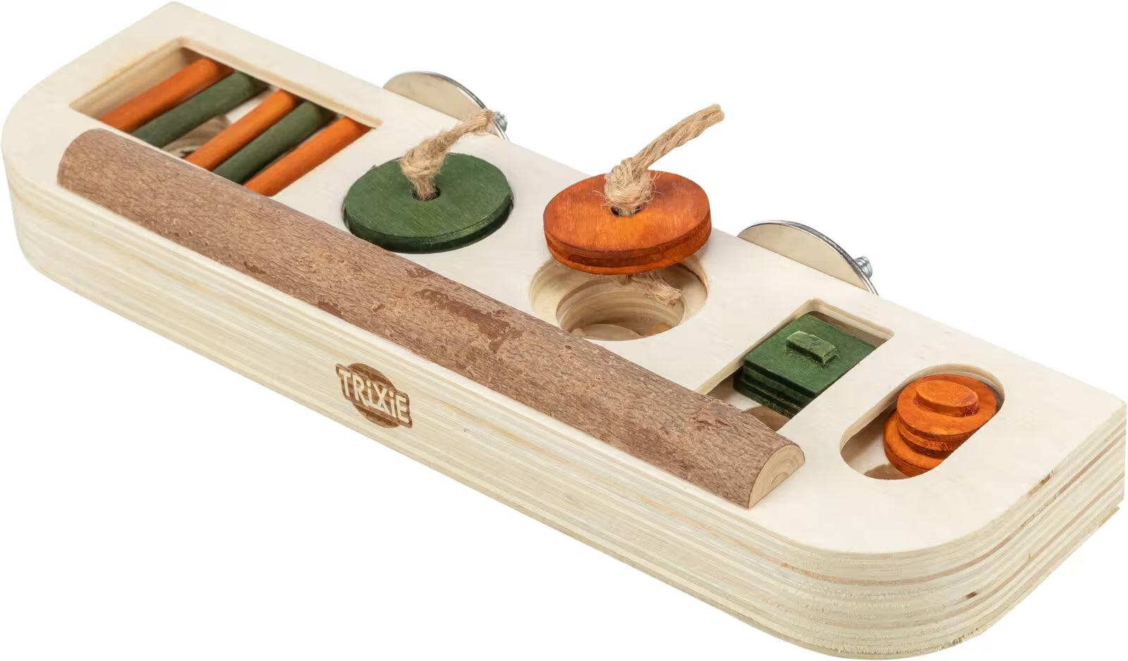 Fugleleke i lyst tre med grønne og oransje pinner, skyvelokk og tau for mental stimulering.
