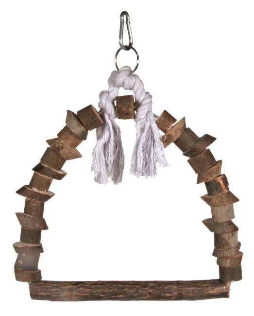 Naturtre fuglehuske med tau og treklosser, buet design for balanse og hakking.