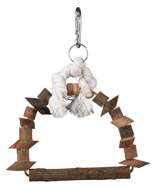 Naturtre fuglehuske med hvit tau, treklosser og en metallkrok for bur.