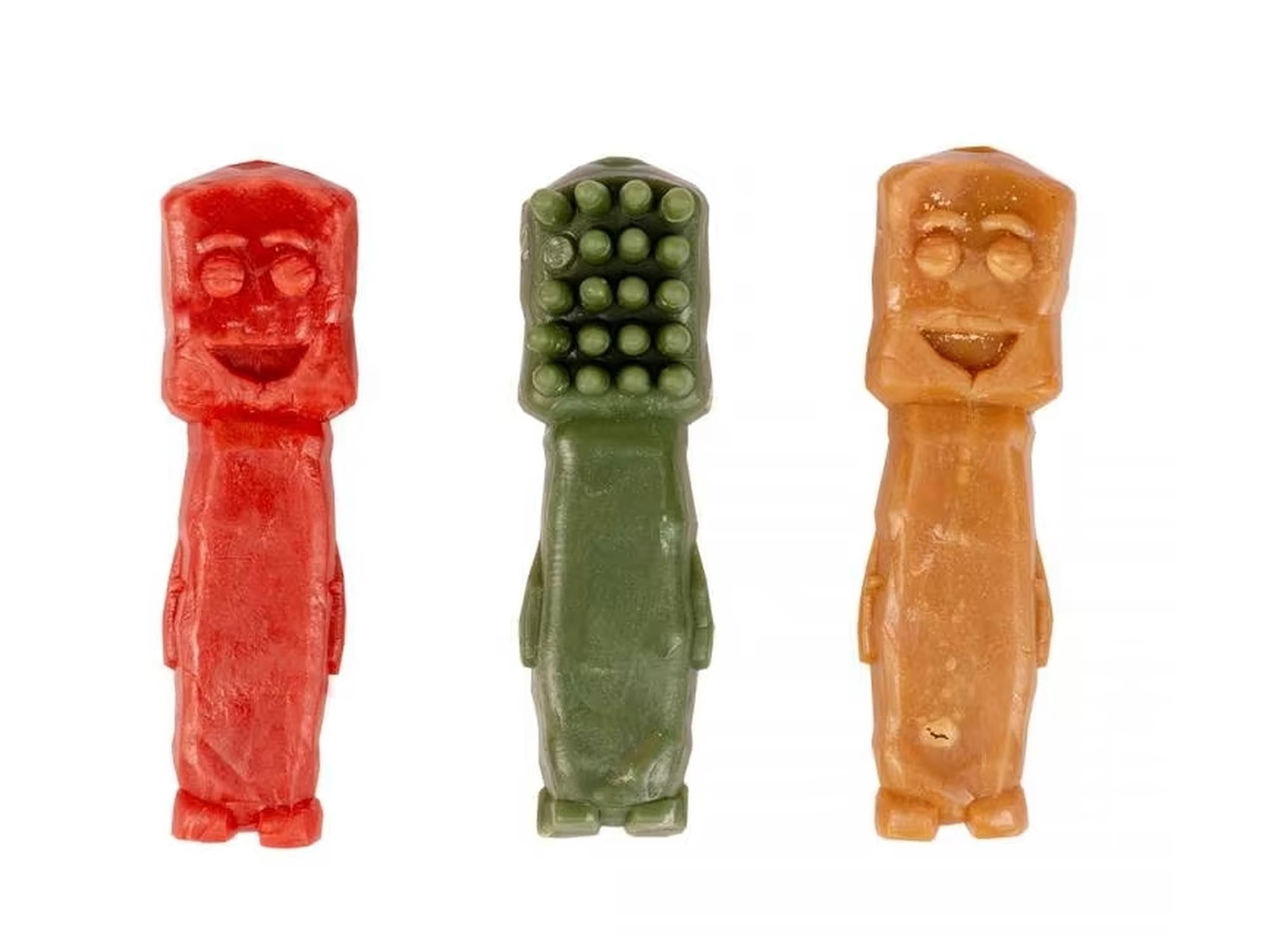 Tre Garden Bites Toby Toothbrush hundegodbiter i rød, grønn og oransje, med tannbørsteformet hode.