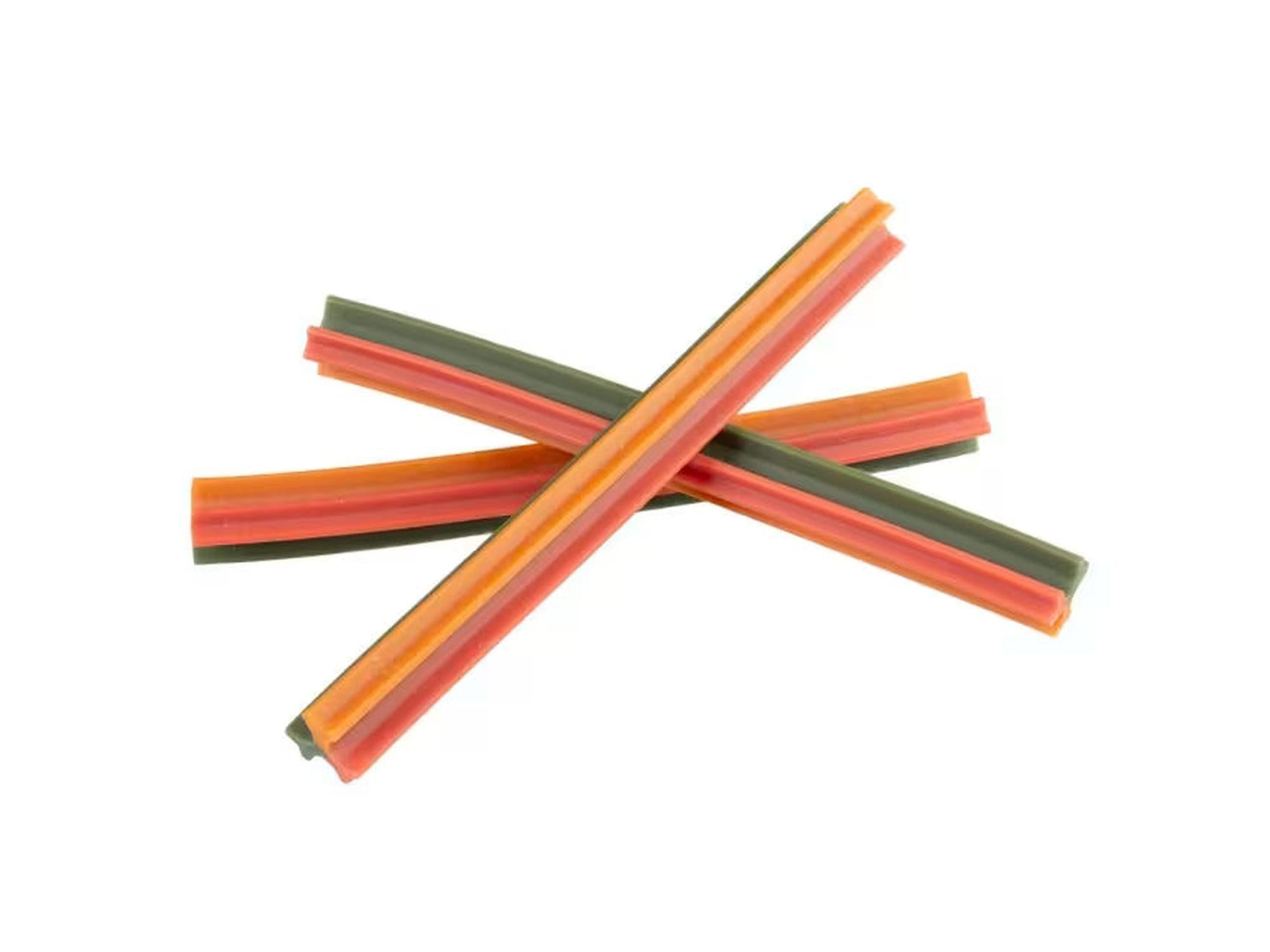 Tre XL veganske tyggesticks for hund i grønn, oransje og rød, med rillede striper.