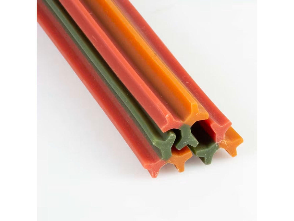 Tre Garden Bites Triple Vegan Sticks XL i rød, oransje og grønn, med stjerneformet tverrsnitt.