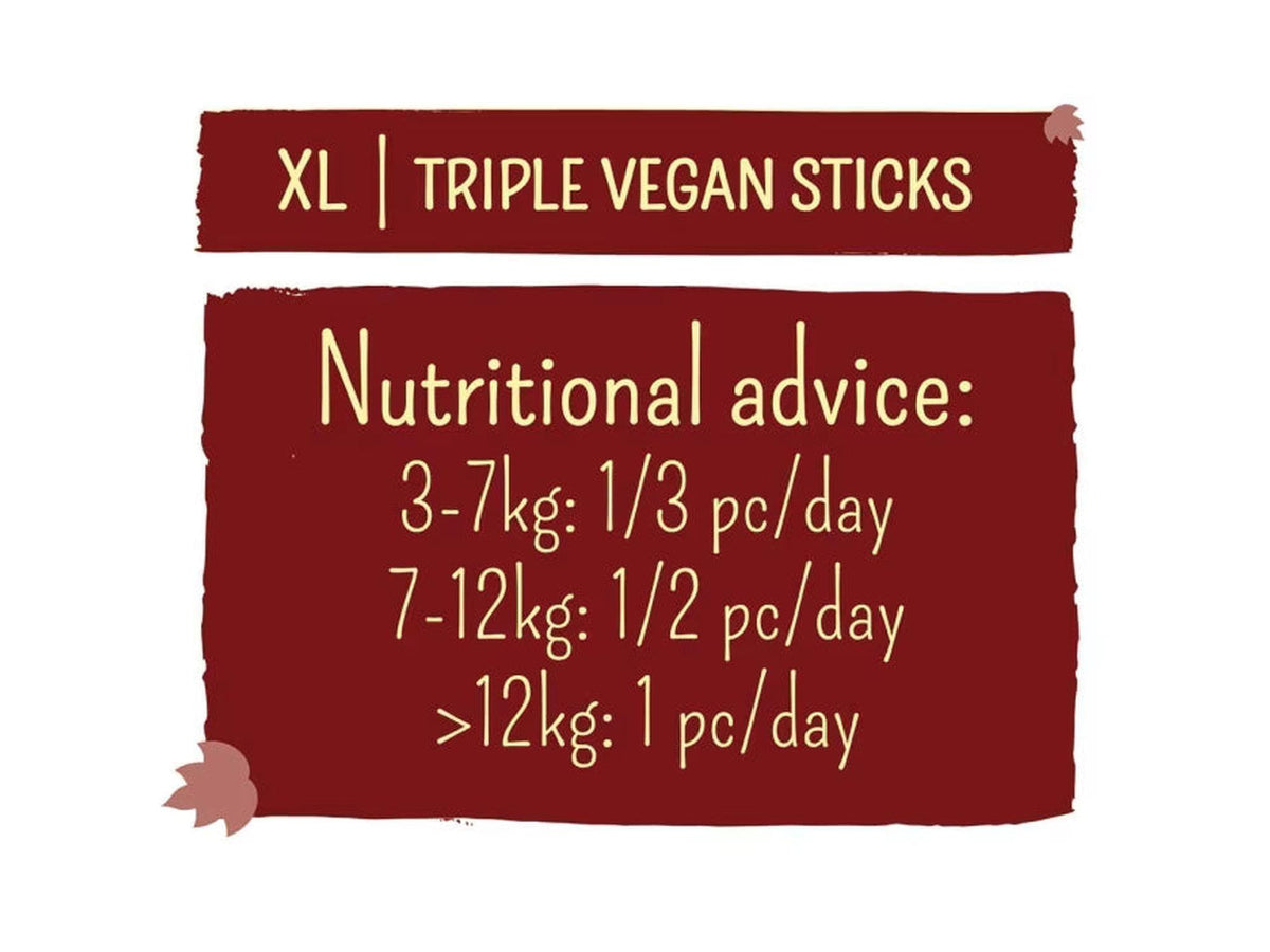 Rød etikett med hvit tekst som viser "XL | TRIPLE VEGAN STICKS" og ernæringsråd for hunder.