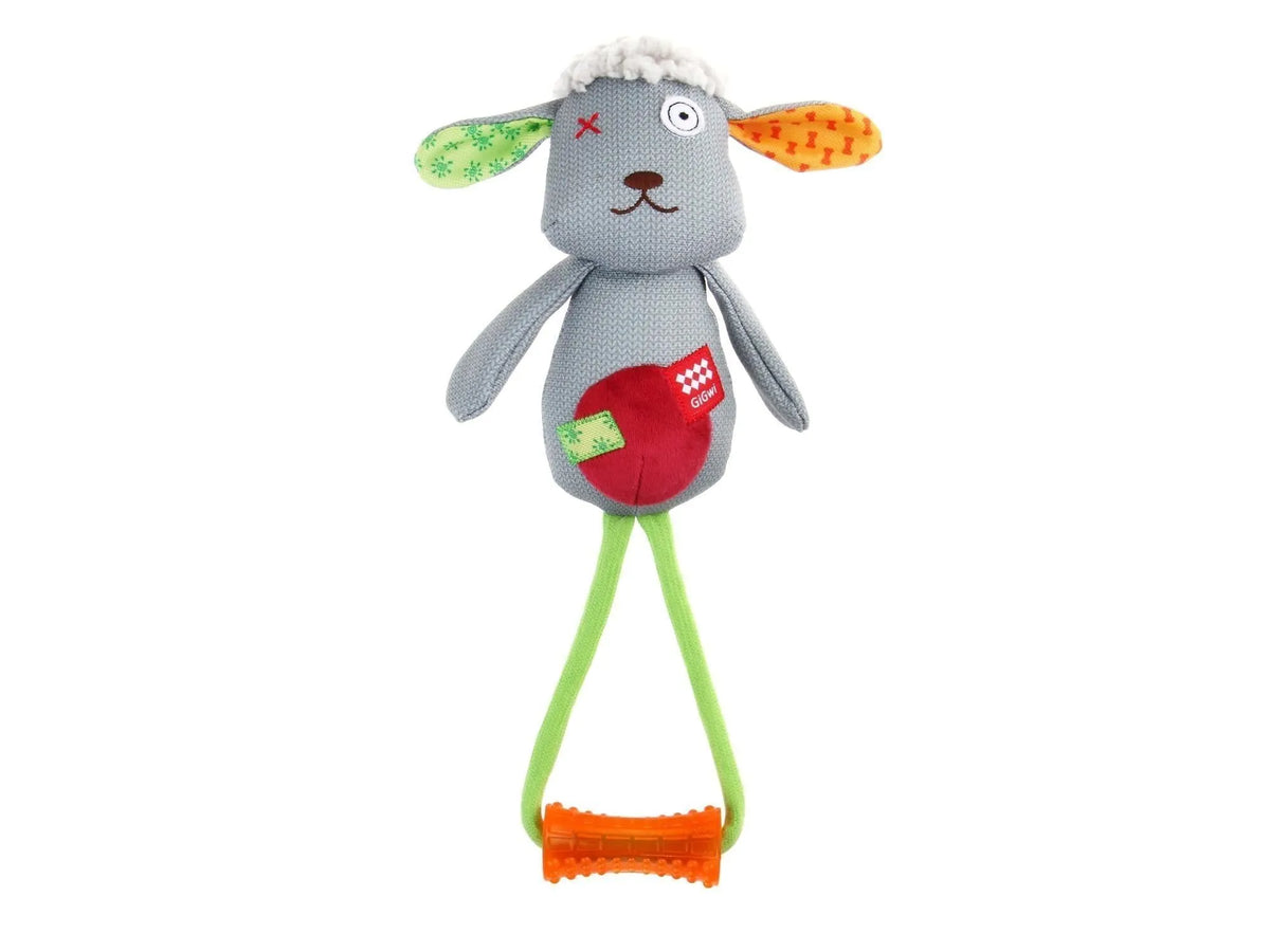 GiGwi Plush Friendz Lam hundeleke, grå plysj med fargerike ører, rød mage, grønne tau-ben og oransje TPR-håndtak.