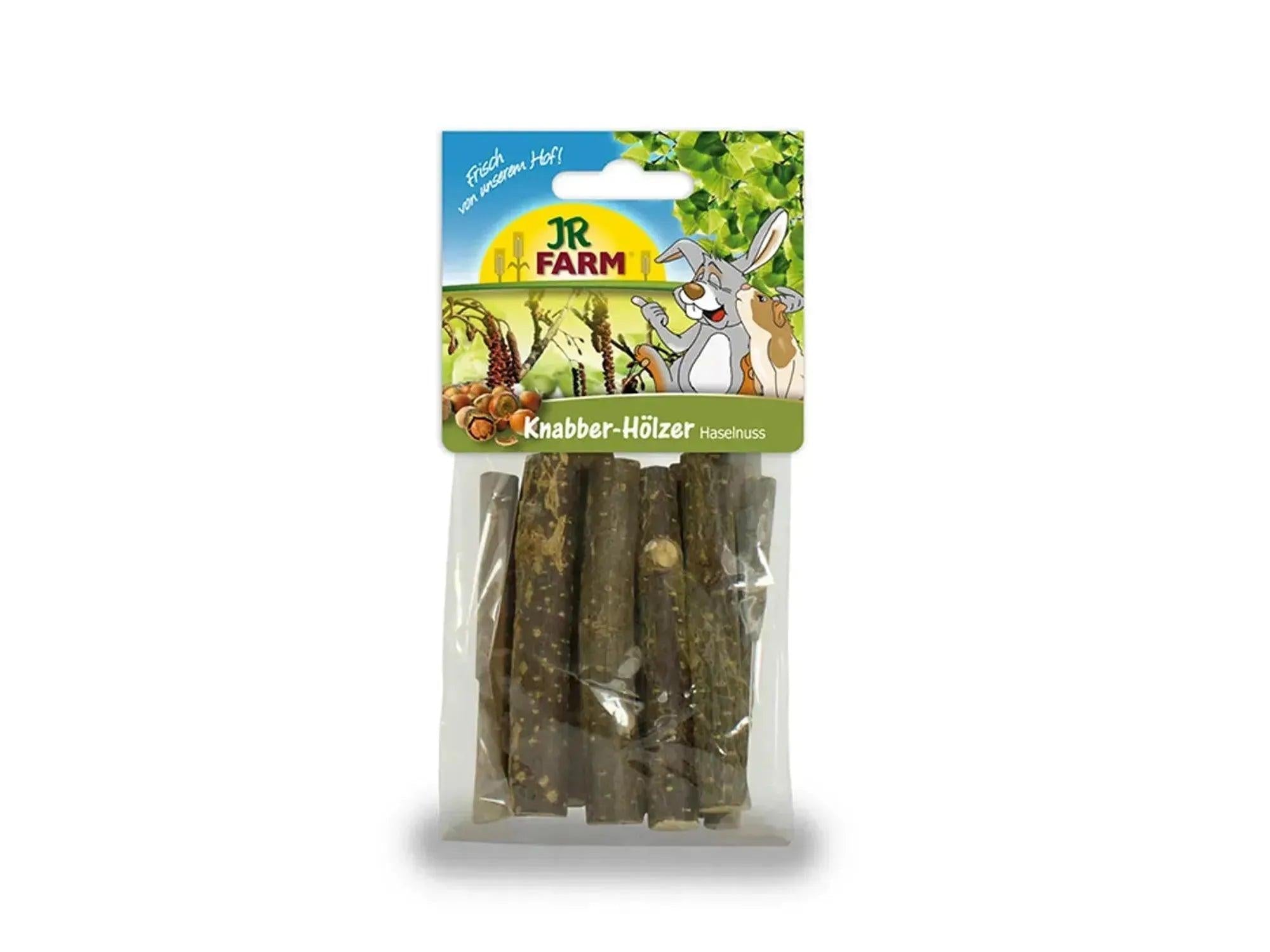 JR Farm hasselnøtt gnagarpinner i klar pose med fargerik etikett og tegnet kanin.
