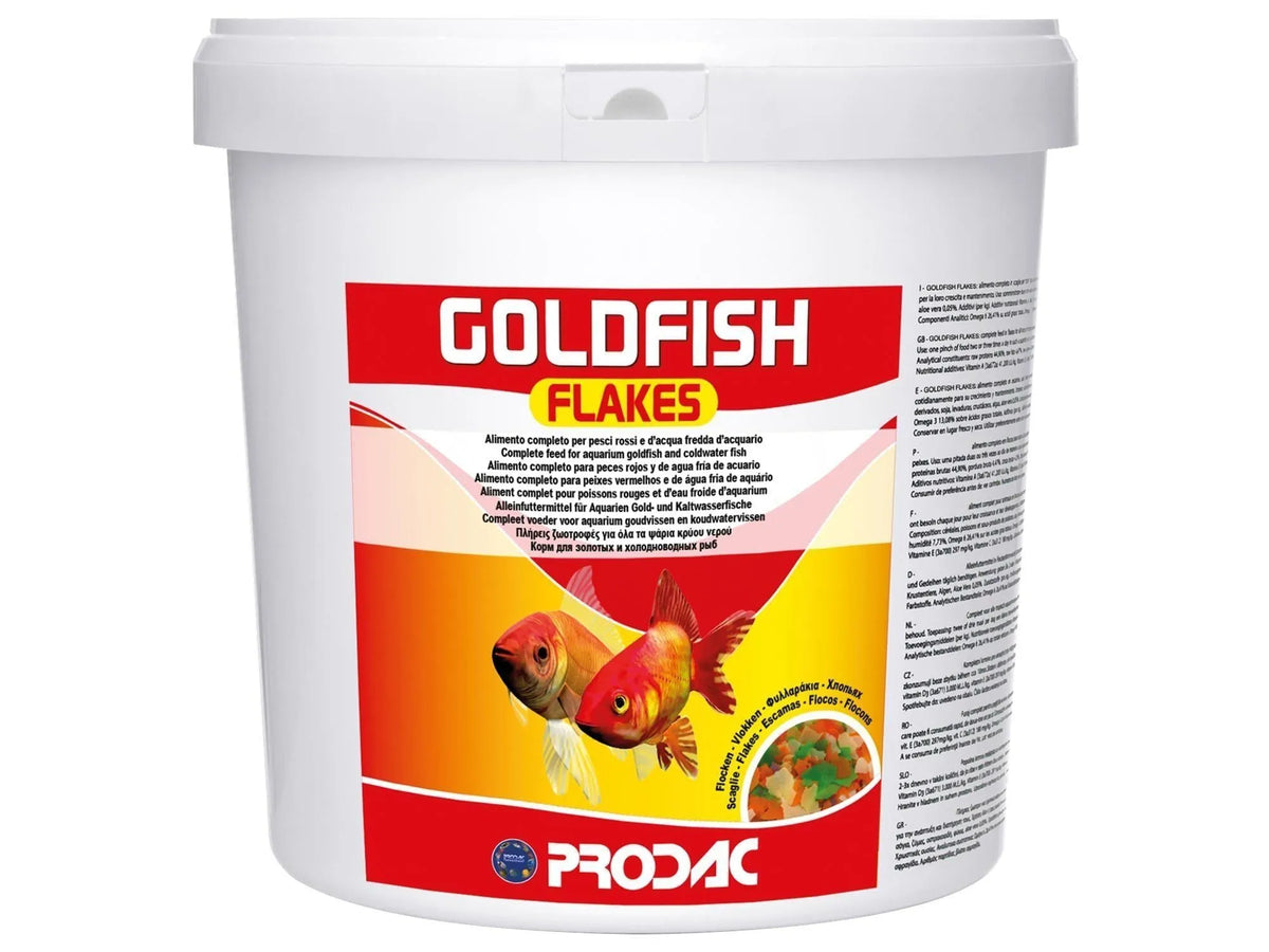 Hvit Prodac Goldfish Flakes 10kg bøtte med rødt og oransje design, to gullfisker og tekst.