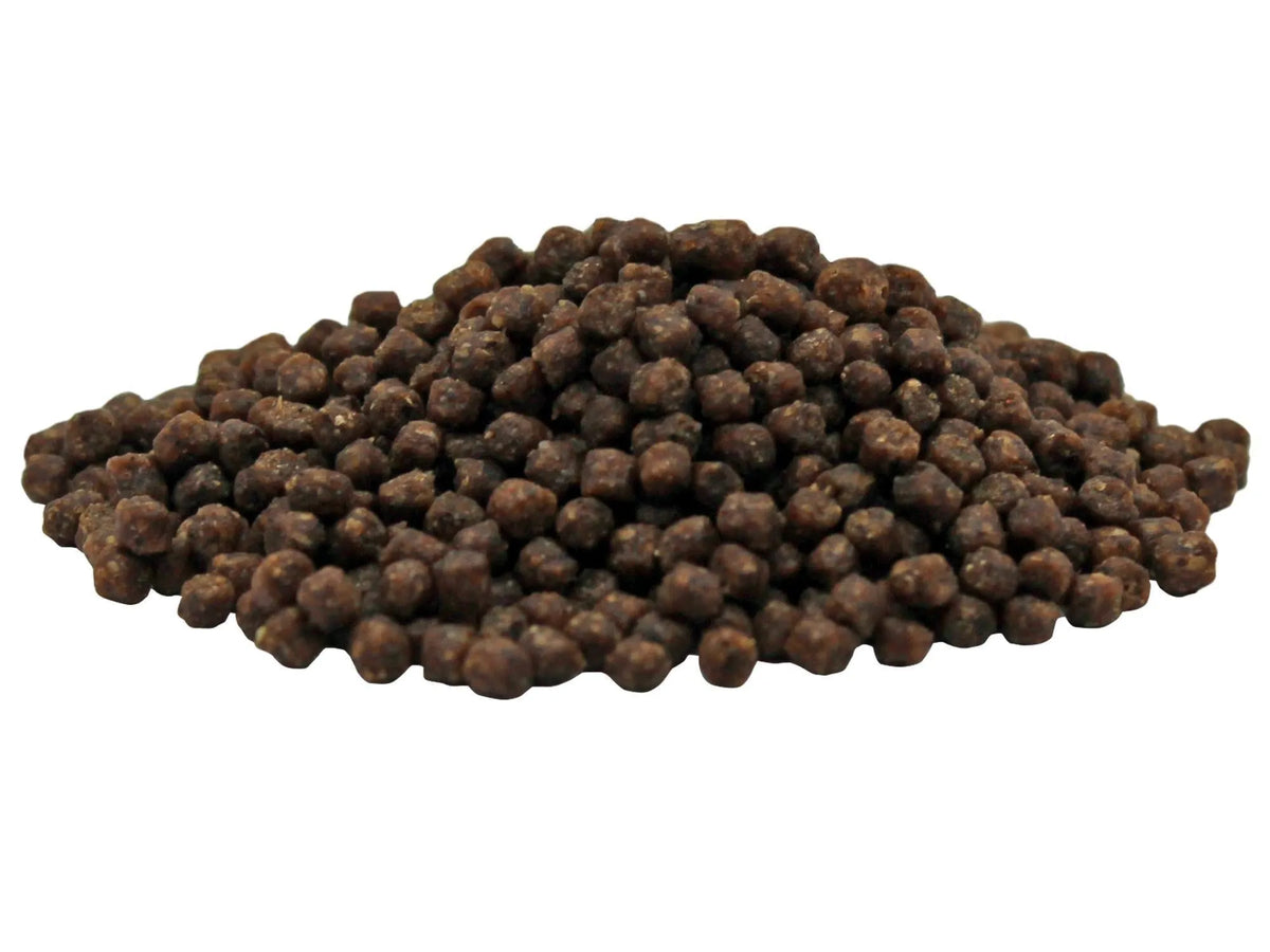 En haug med mørkebrune, runde Prodac Goldfish Pellets Sinking fiskefôr.