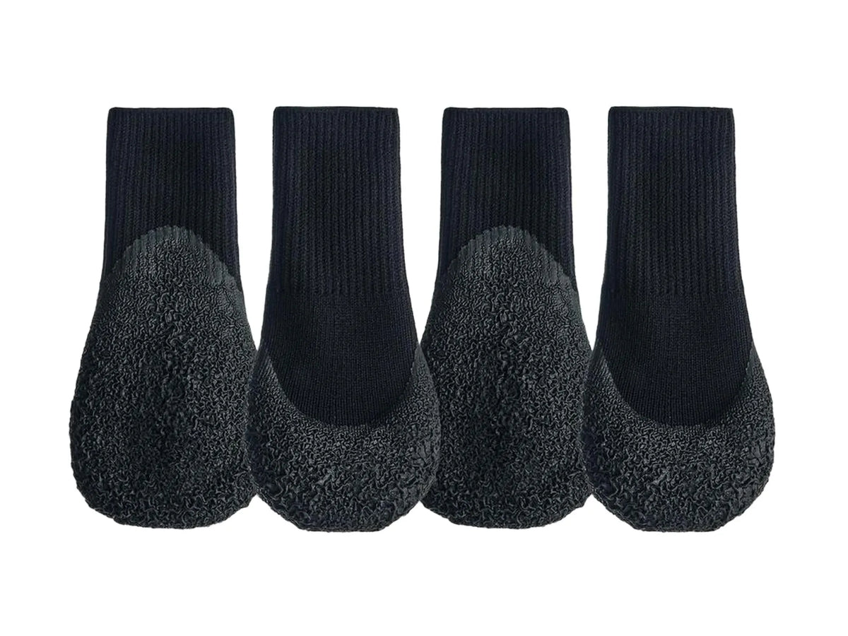 Fire svarte Goo-eez Lites hundesokker med elastisk overdel og strukturert, sklisikker såle.