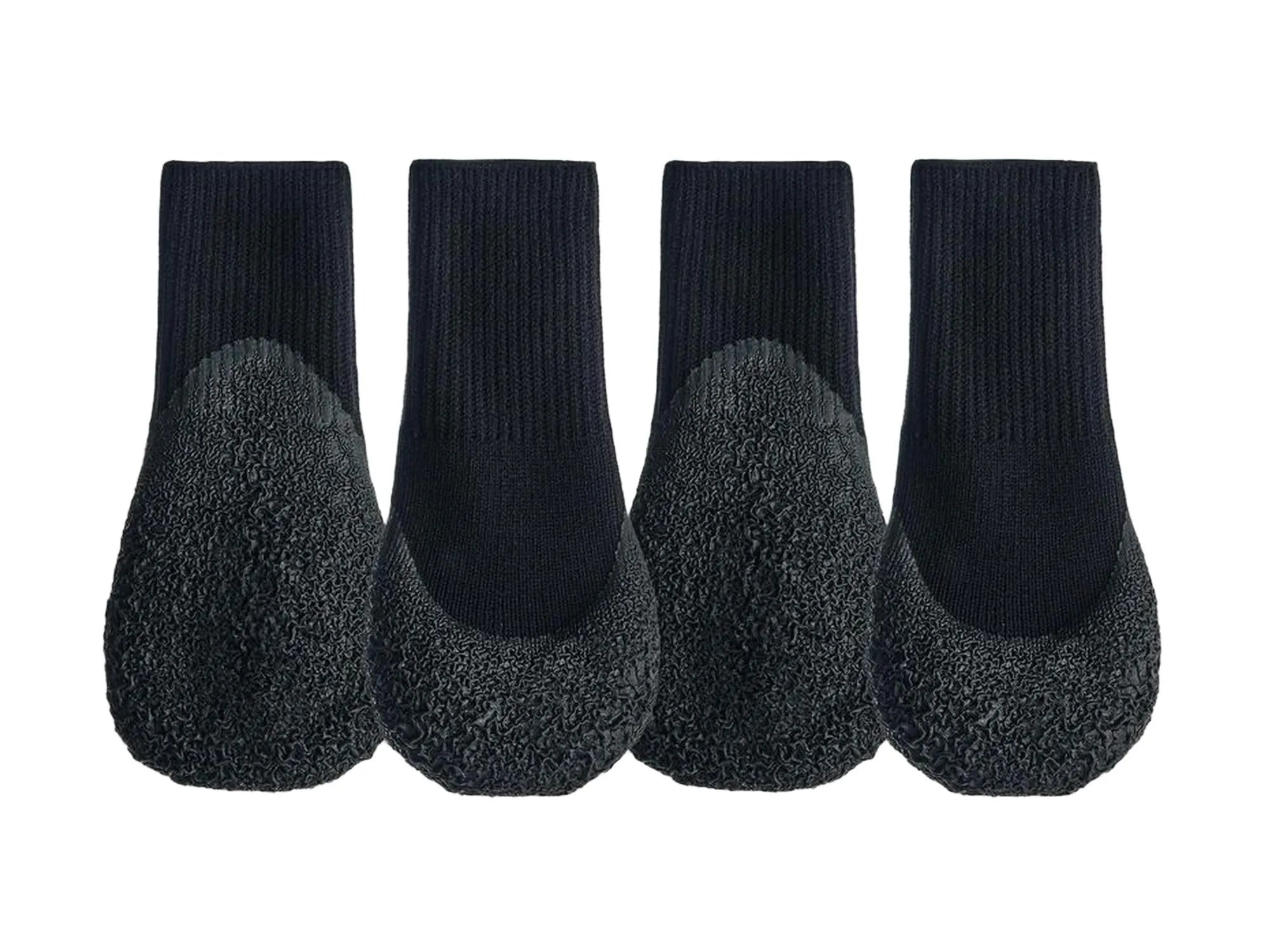 Fire svarte Goo-eez Lites hundesokker med elastisk overdel og strukturert, sklisikker såle.
