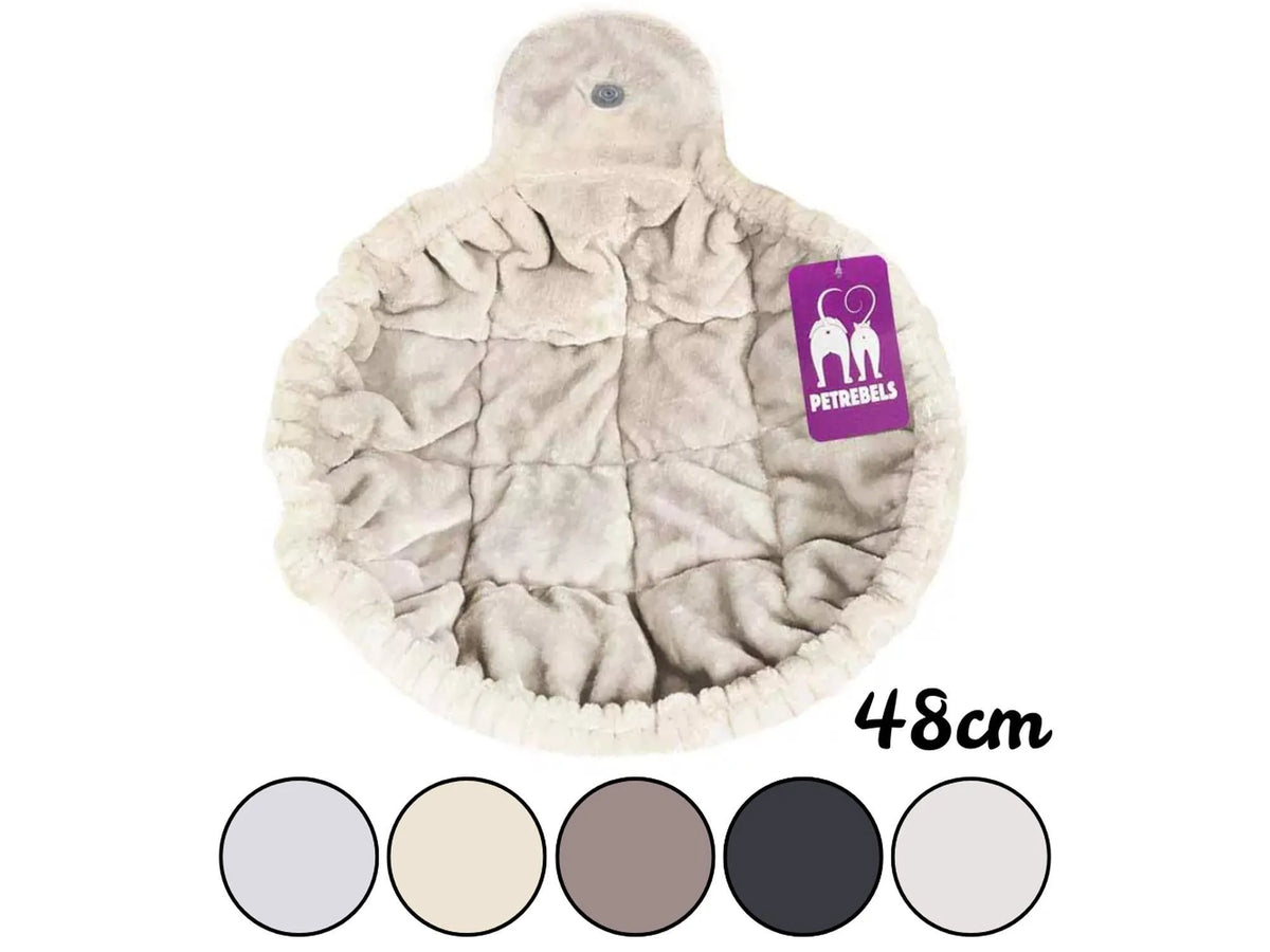 Beige, vattert XL-hengekøye i myk plysj med Petrebels-tag, 48cm diameter.