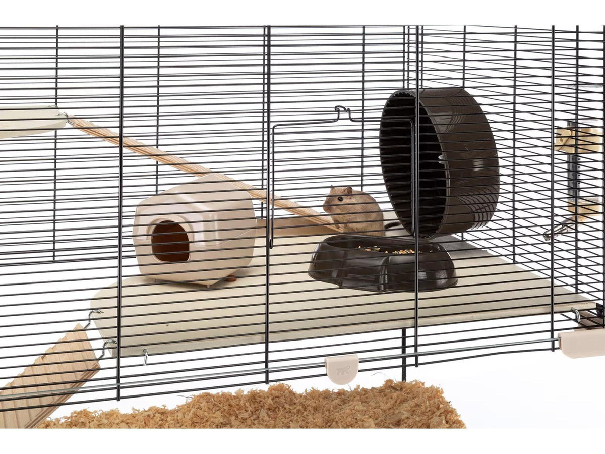 Hamsterbur Karat 100 med glassbunn, svart gitter, beige hyller, og en hamster med tilbehør.