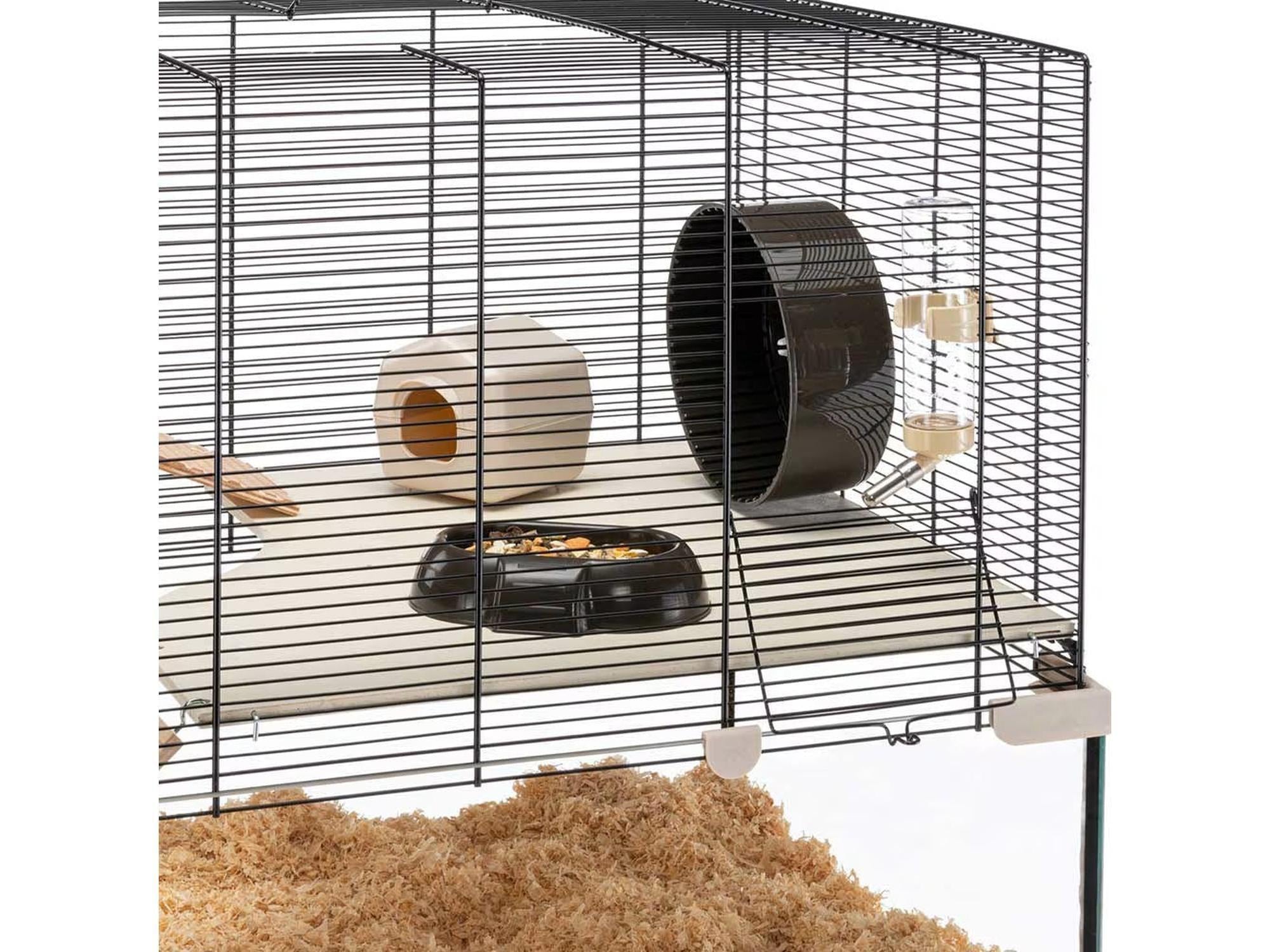 Hamsterbur Karat 120 med svart metallgitter, glassbunn, og innredning som hjul, hus og matskål.