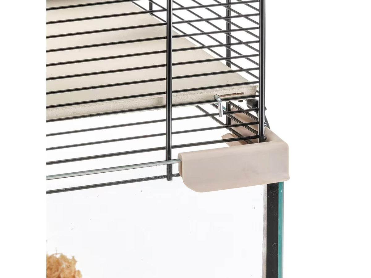 Hamsterbur Karat 120 med glassbunn og svart metallgitter, sett fra siden.