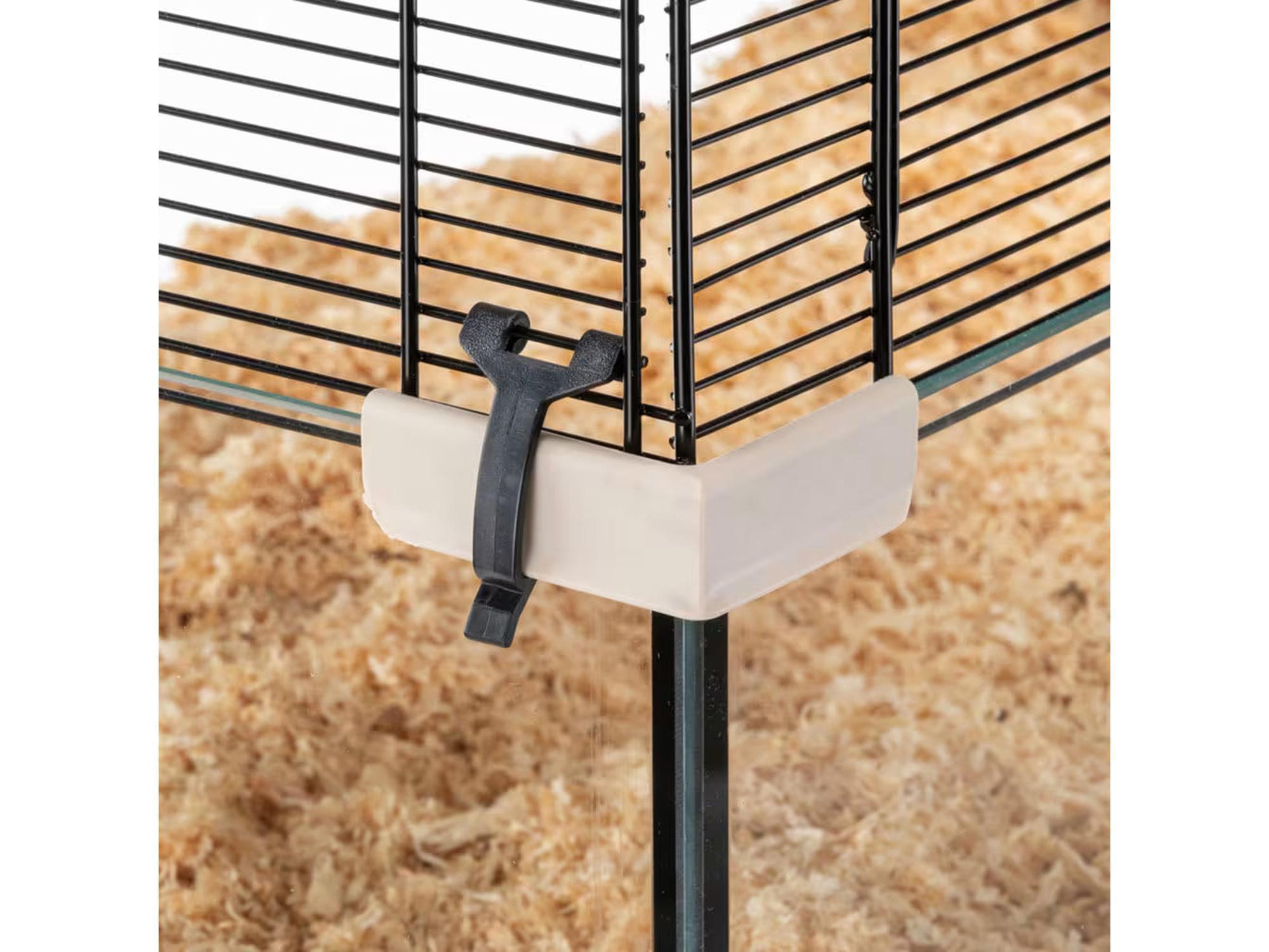 Hamsterbur Karat 120 med glassbunn og svart metallgitter, fylt med strø.