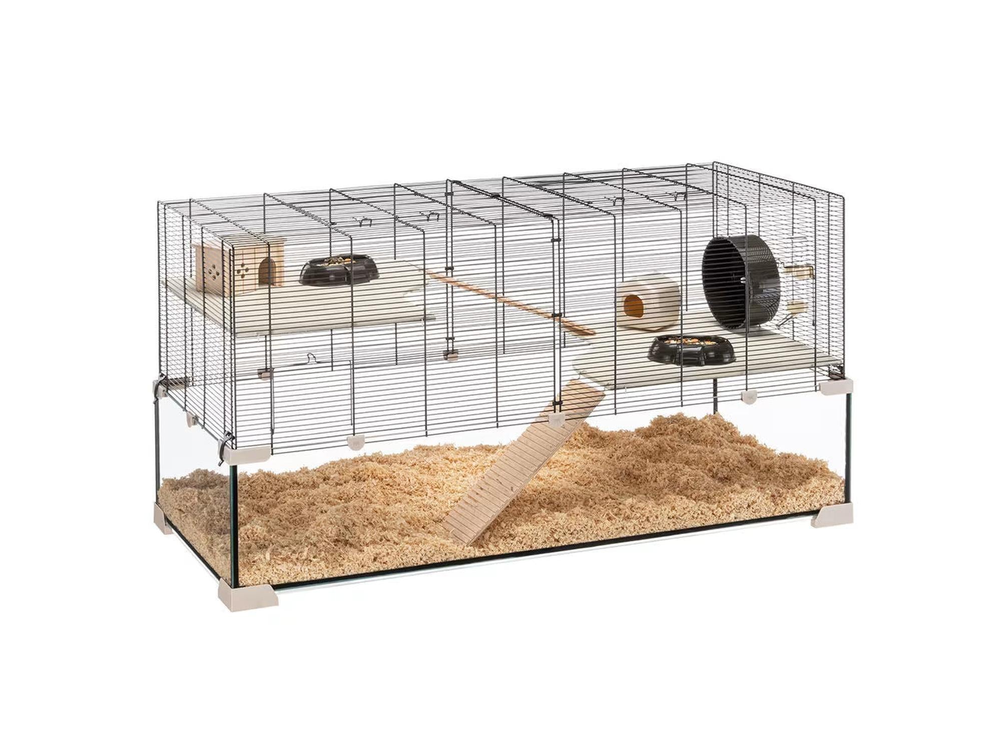 Romslig Hamsterbur Karat 120 med glassbunn, svart metallgitter, og treplattformer med tilbehør.