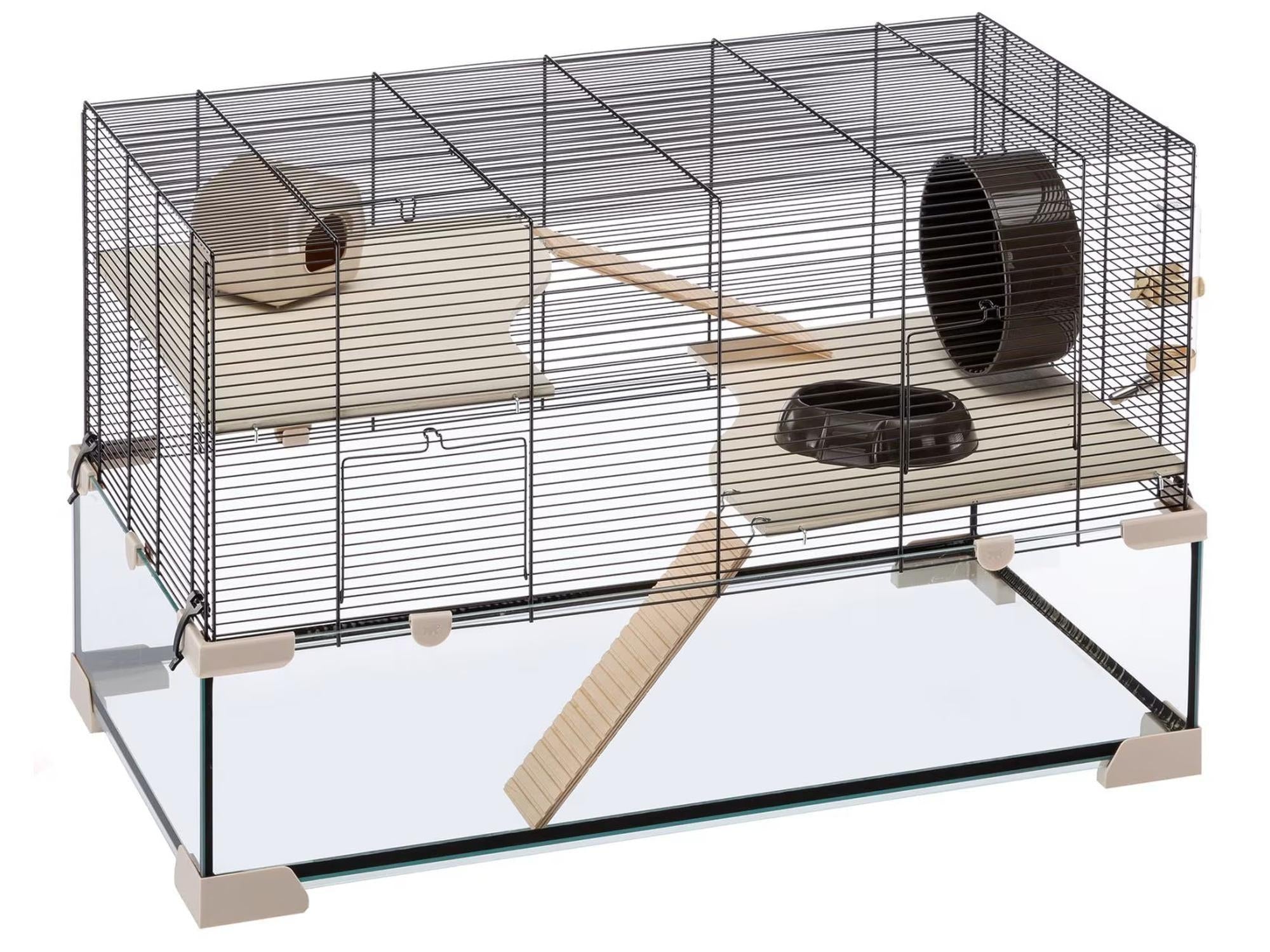 Hamsterbur Karat 80 med glassbunn, svart metallgitter, beige plattformer, hus, hjul og rampe.