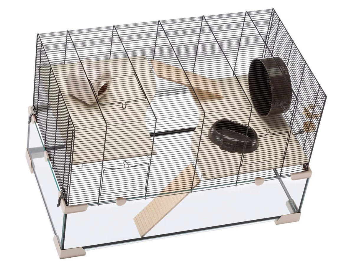 Hamsterbur Karat 80 med glassbunn, svart metallgitter, beige hyller, ramper, hjul og matskål.