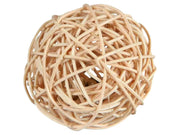 Rund hamsterleke av flettet, lyst treverk med en bjelle inni, ca. 4 cm i diameter.