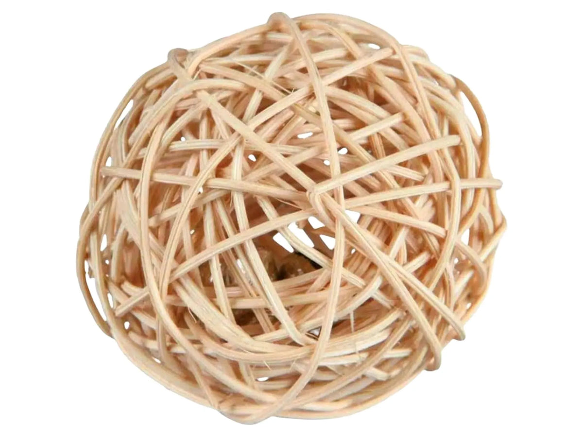 Rund hamsterleke av flettet, lyst treverk med en bjelle inni, ca. 4 cm i diameter.