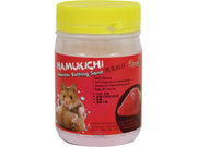 Hamukichi Hamster Bathing Sand Jordbær 400g i klar krukke med gult lokk, rød etikett med hamster og jordbær.