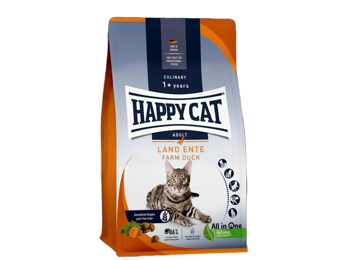 Happy Cat Culinary Adult Land Ente 4kg kornfri kattemat med and, gulrøtter og en gråstripet katt.