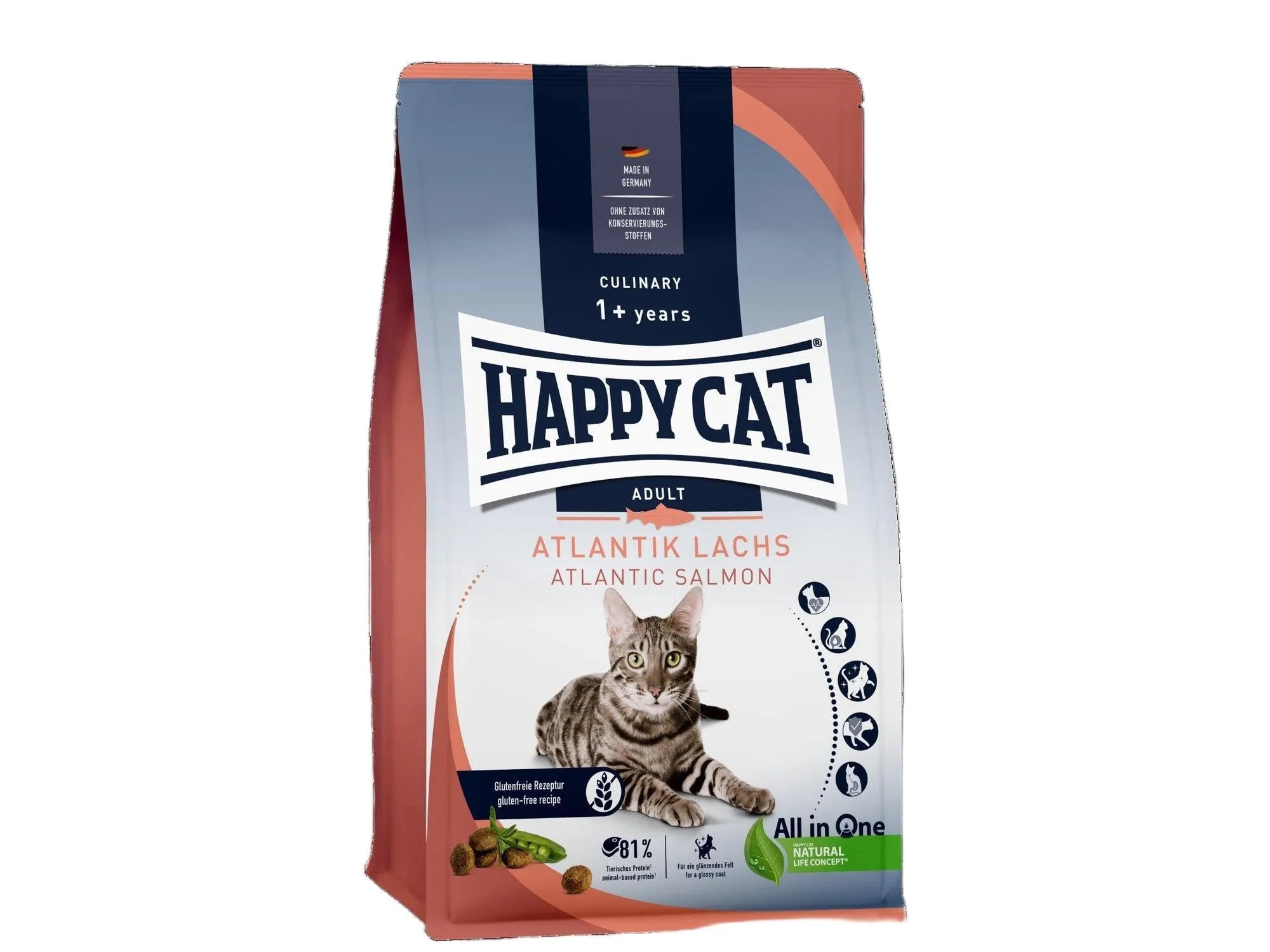 Happy Cat Culinary Adult Atlantik-Laks 1,3kg kattematpose med grå tabbykatt, laks og erter.
