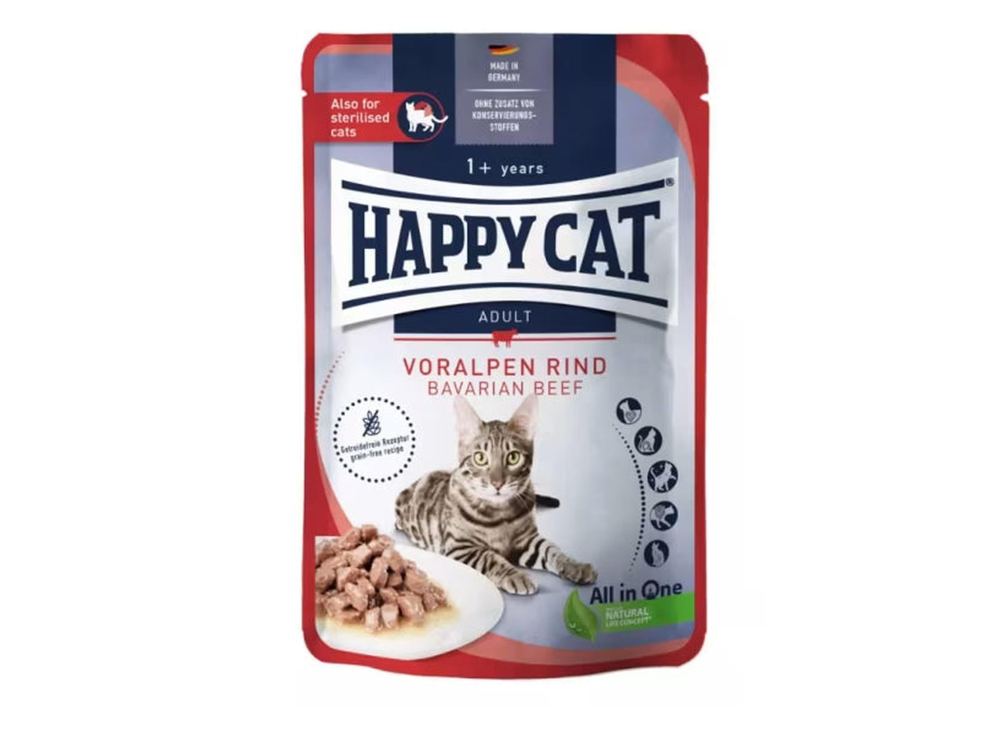 Happy Cat Culinary Adult våtfôr med storfekjøtt i rød og hvit porsjonspose, med en stripete katt og kjøttbiter.