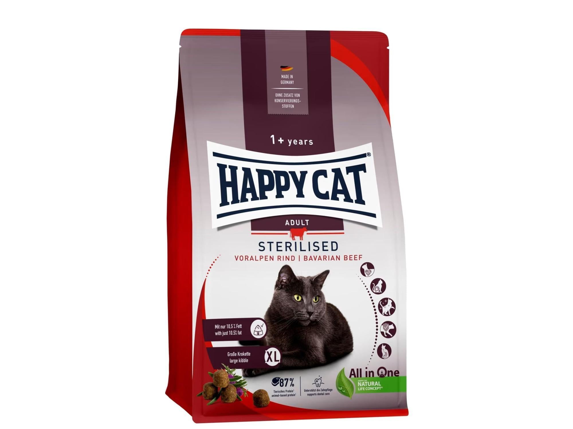 Happy Cat Sterilised Adult kattefôr med oksekjøtt, hvit og rød pose med svart katt og fôrbiter.