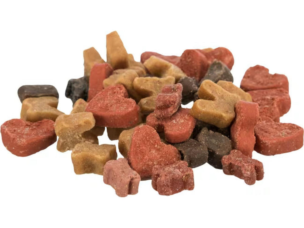 En haug med myke hundesnacks i hjerte- og beinformer, i fargene rødbrun, lysbrun og mørkebrun.