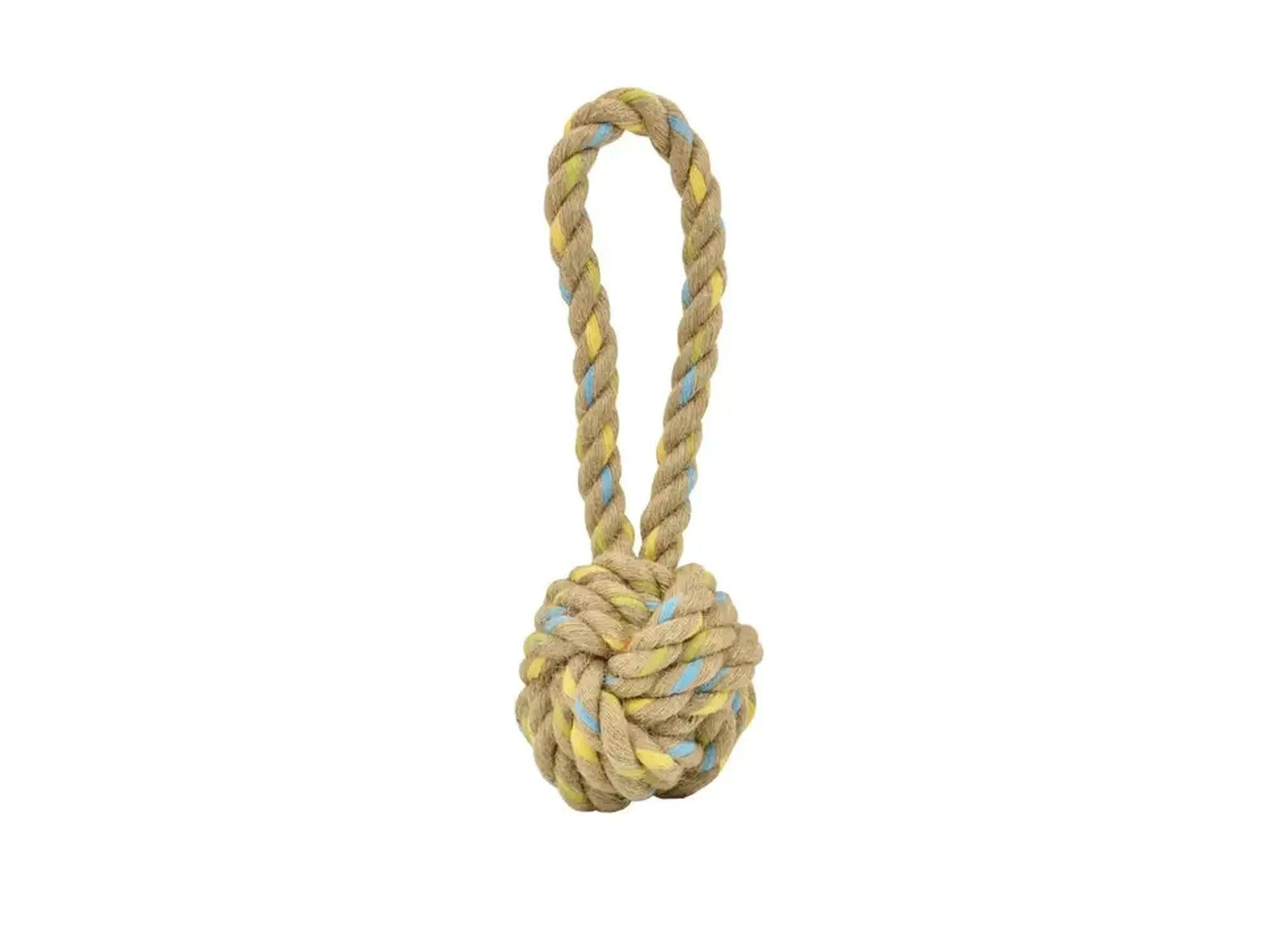 Beige hamp hundeleke med knyttet ball og tauhåndtak, med gule og blå tråder.