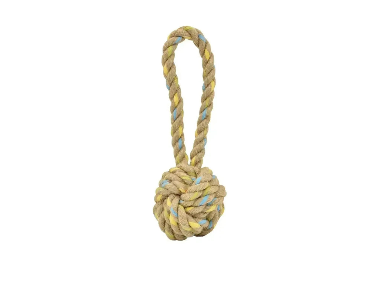 Beige hamp hundeleke med knyttet ball og tauhåndtak, med gule og blå tråder.