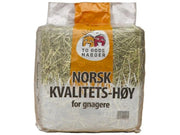 To Gode Naboer 2 kg norsk kvalitetshøy for gnagere i klar plastpose med oransje topp.
