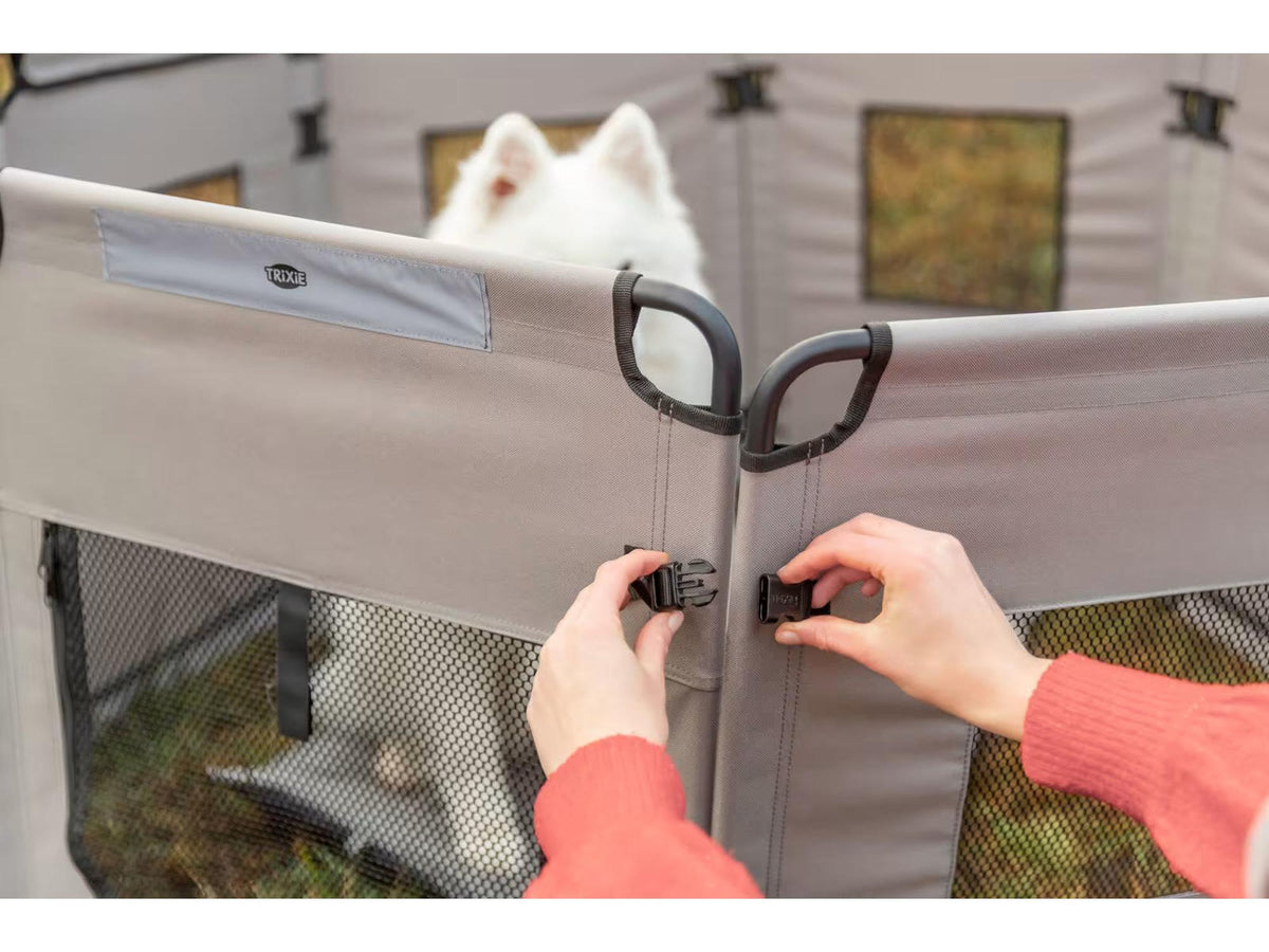 Hundegård Camping 39540 i grått stoff med nettingvinduer, monteres med klips. Hvit hund i bakgrunnen.