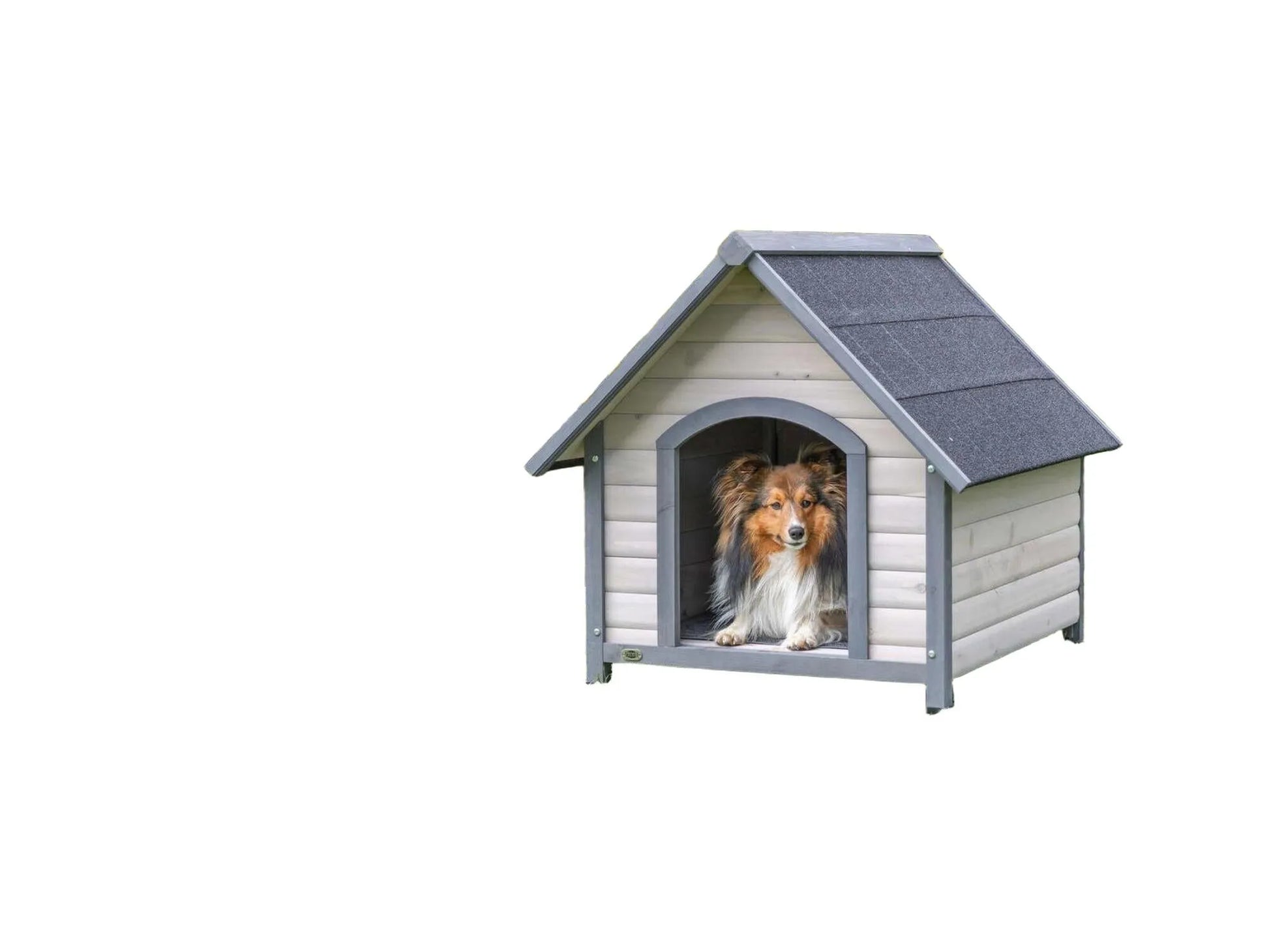 Klassisk hundehus i lyst tre med mørkegrått skråtak og en hund som hviler inni.