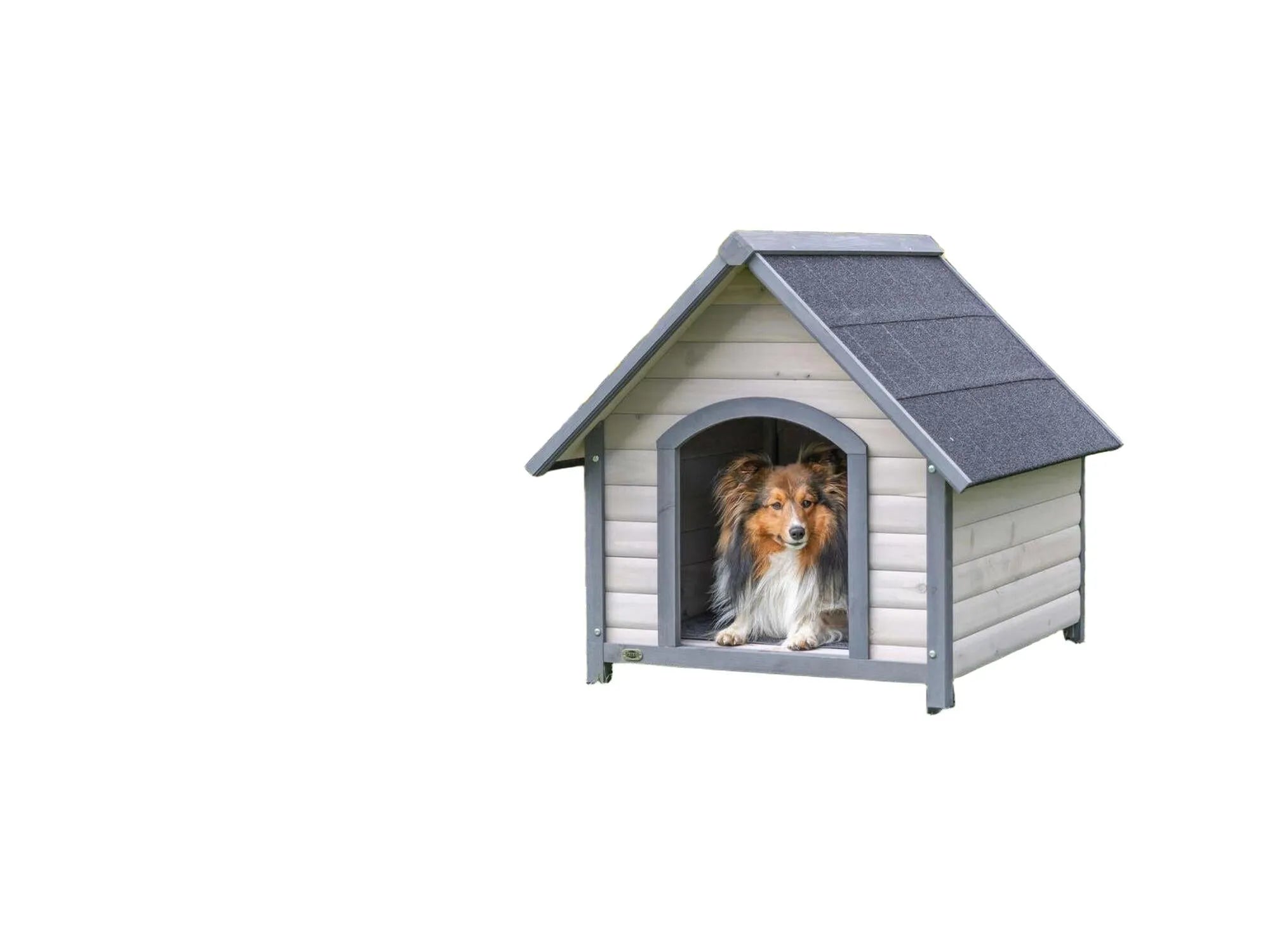 Klassisk hundehus i lyst tre med mørkegrått skråtak og en hund som hviler inni.