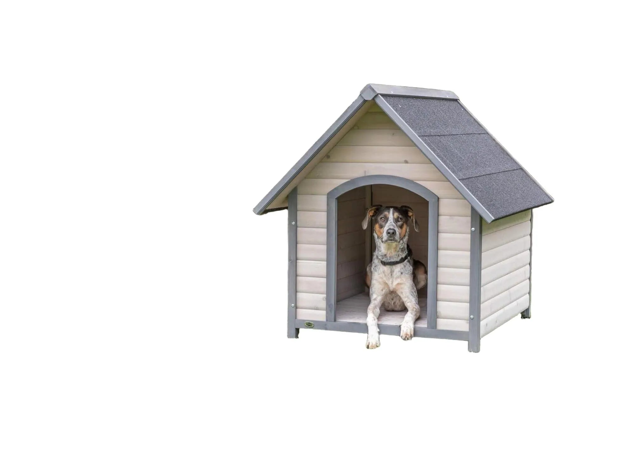 Klassisk hundehus i lyst tre med mørkegrått skråtak, med en hund som hviler inni.