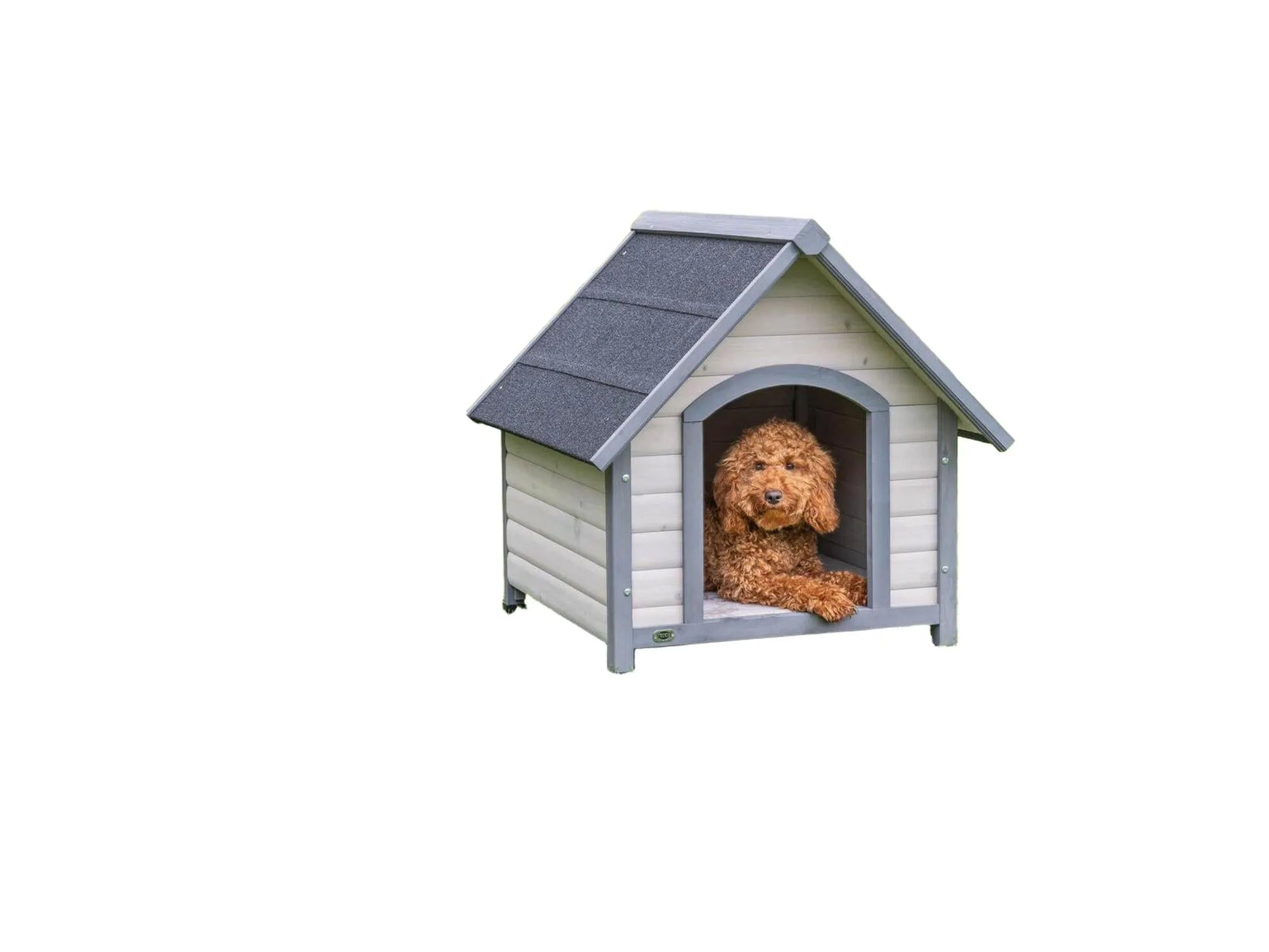 Klassisk hundehus i lyst tre med mørkt skråtak og en brun hund inni, på grønt gress.