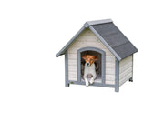 Klassisk Trixie Cottage hundehus i lyst tre med grått tak og en Jack Russell-hund.