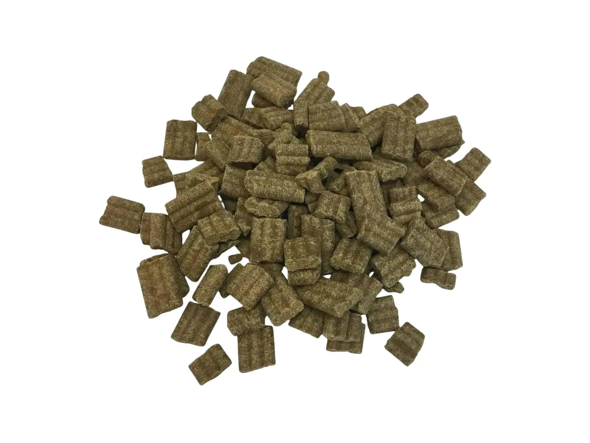 Hundekjeks Leversnitter, en haug med små, firkantede, sprø, gråbrune godbiter for hund.