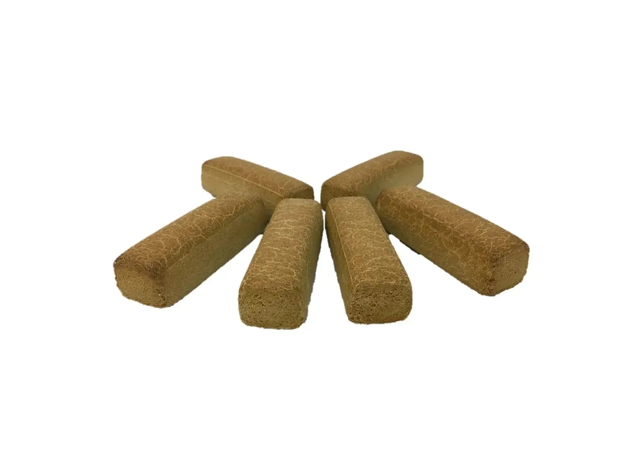 Seks avlange, lysebrune hundekjeks, ca. 10 cm lange, arrangert i en vifteform på hvit bakgrunn.