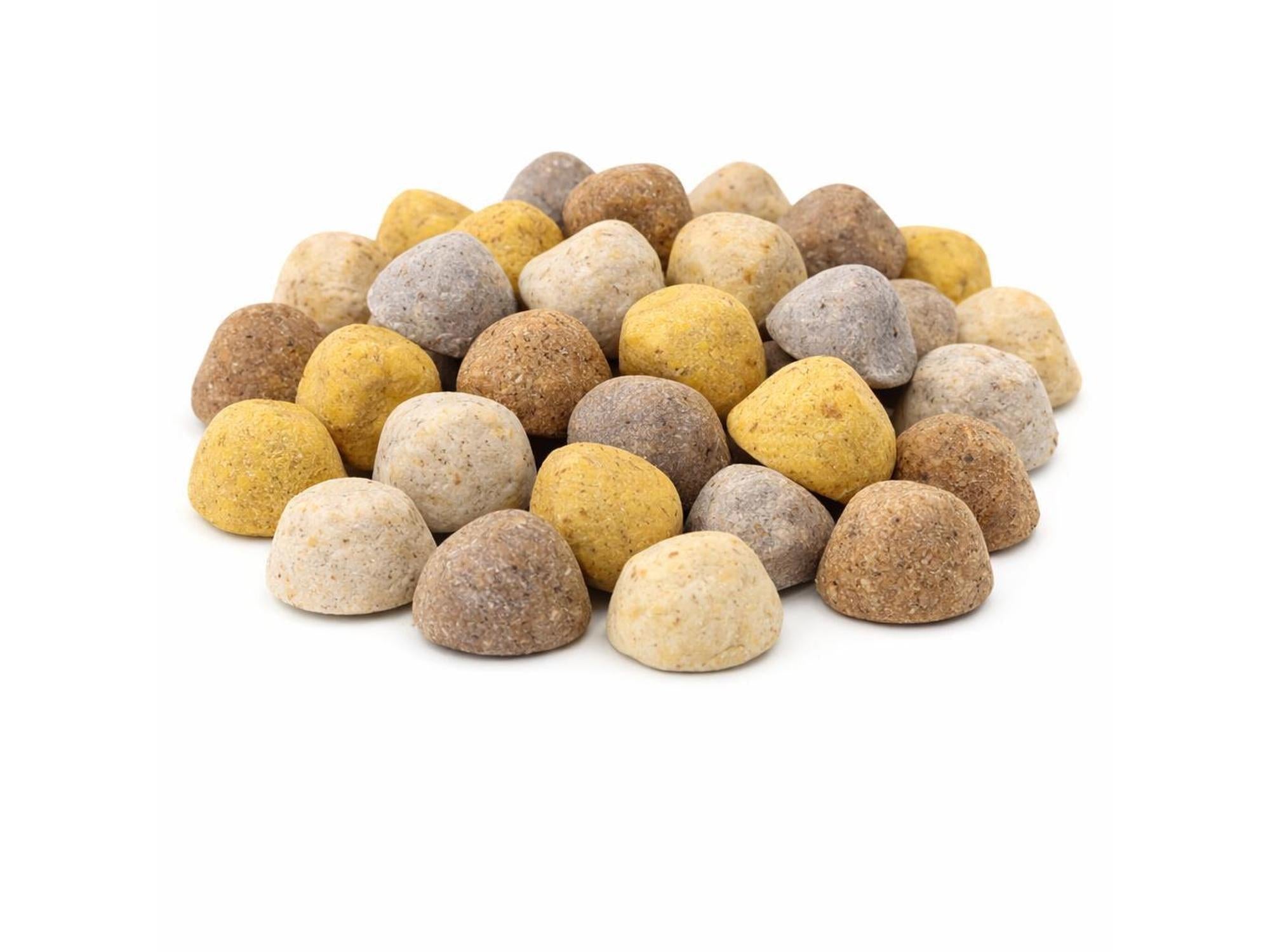Fargerik blanding av små, toppformede hundekjeks i beige, brune og gule nyanser.